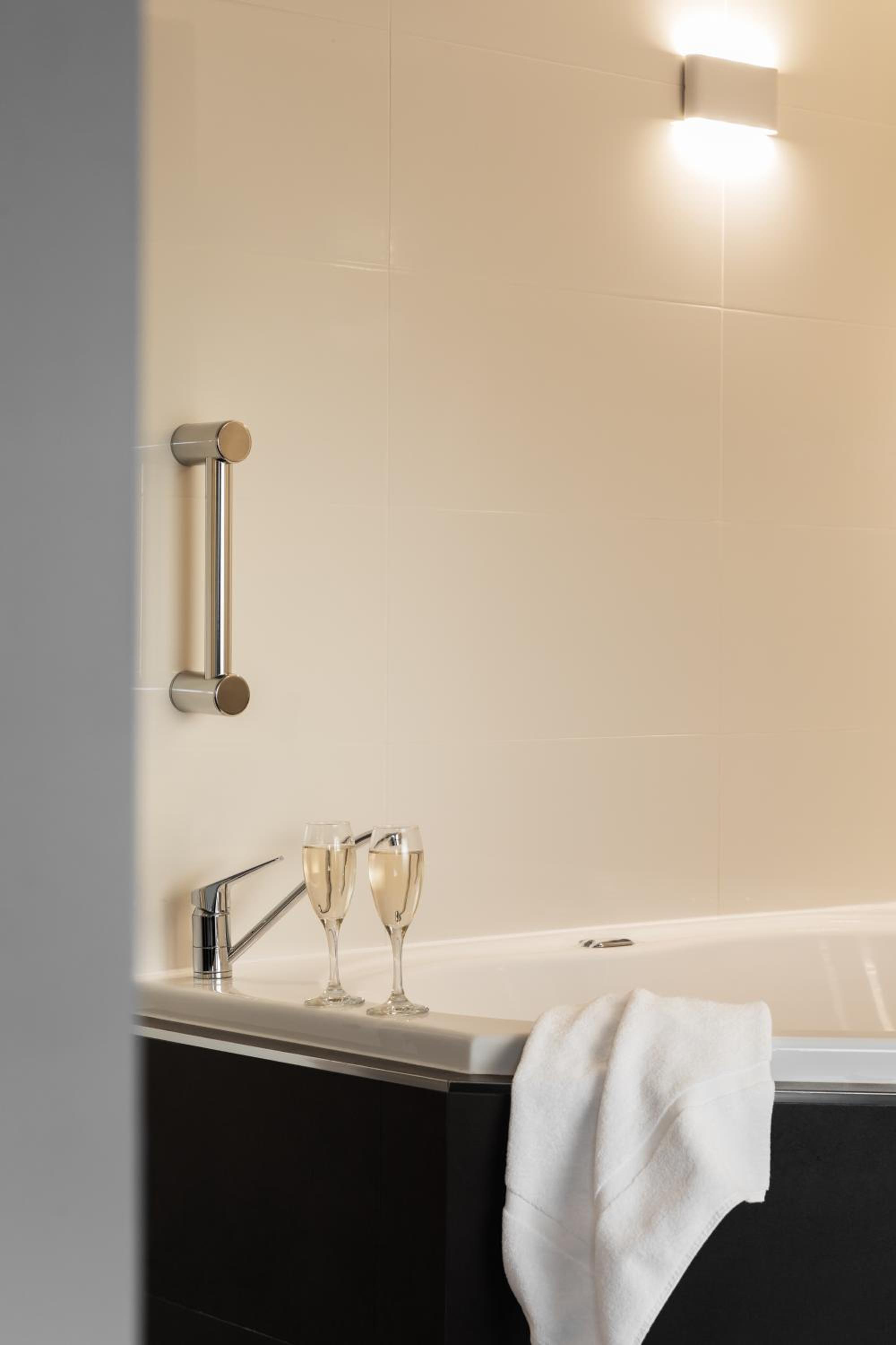 Executive Spa Apartment with Free High Speed WiFi - Photo 8