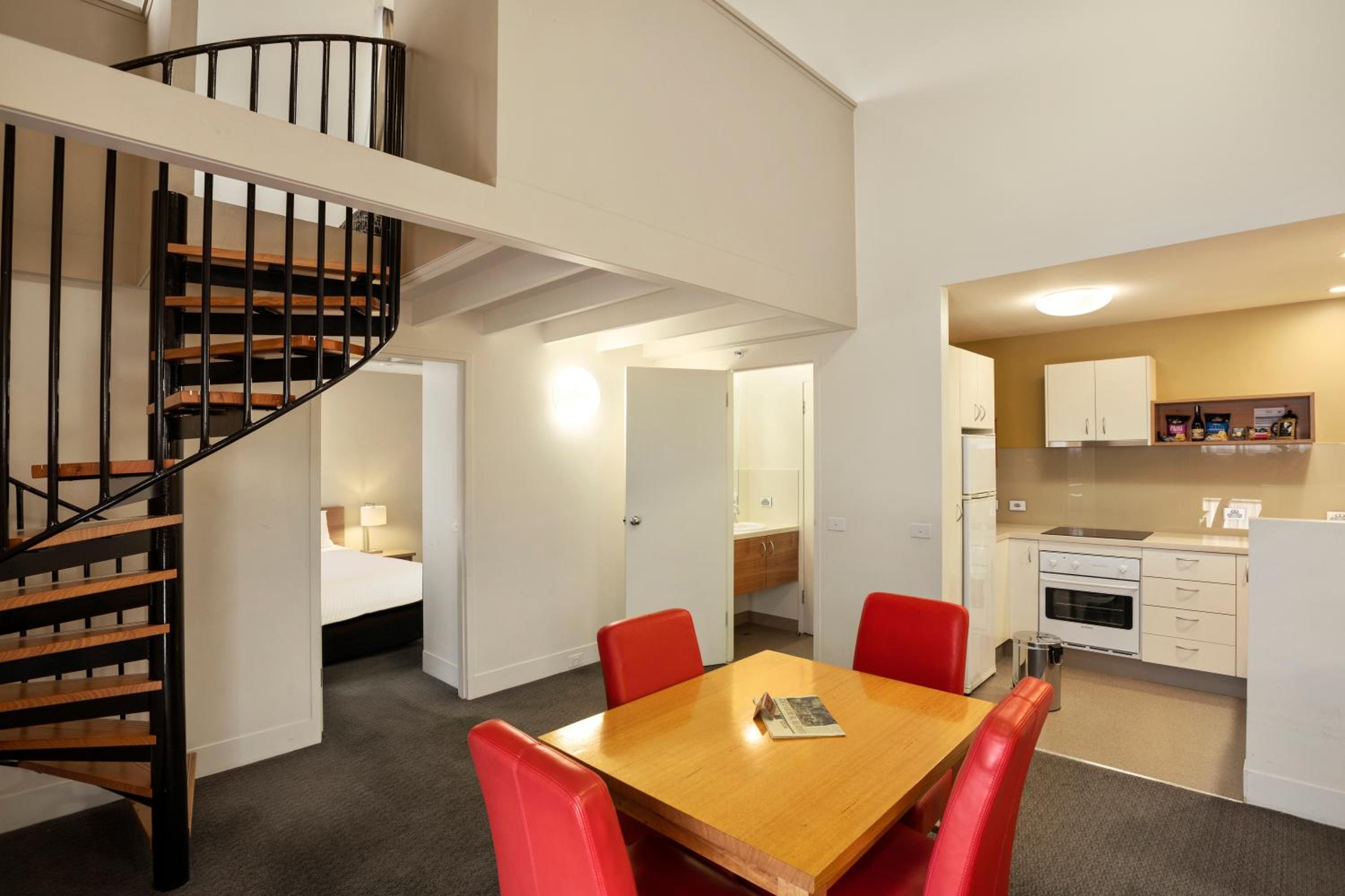 Two Bedroom Loft Apartment with Free High Speed WiFi - Photo 5
