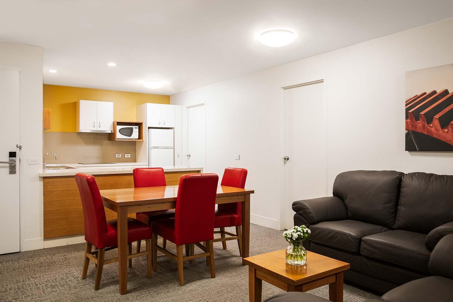 Three-Bedroom Connected Apartment with Free High Speed WiFi - Photo 8