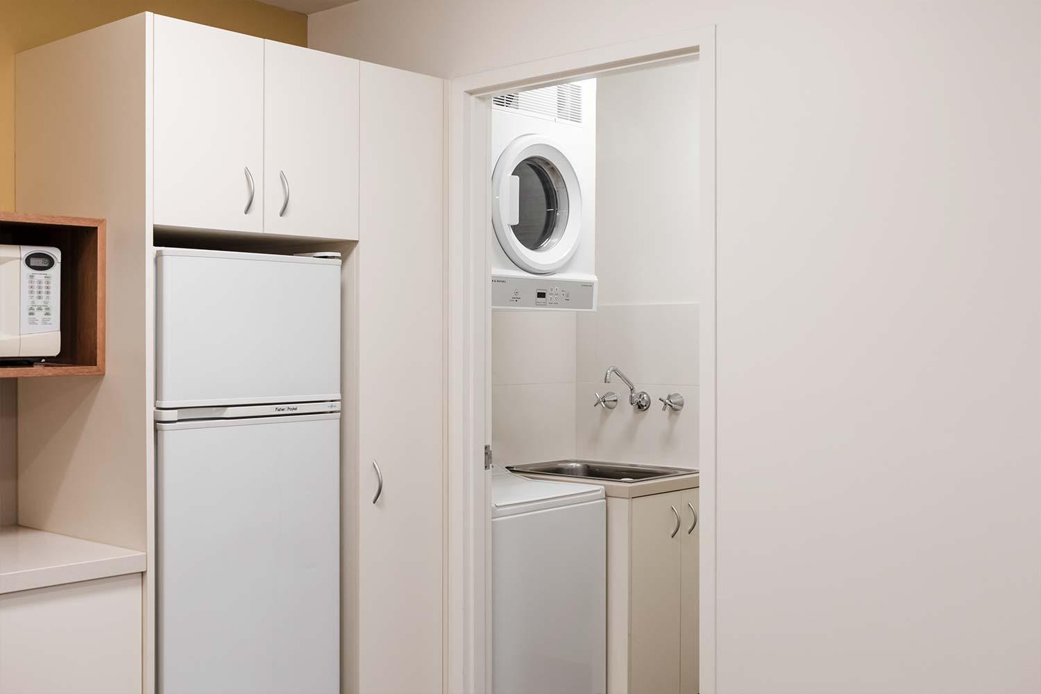 Three-Bedroom Connected Apartment with Free High Speed WiFi - Photo 4