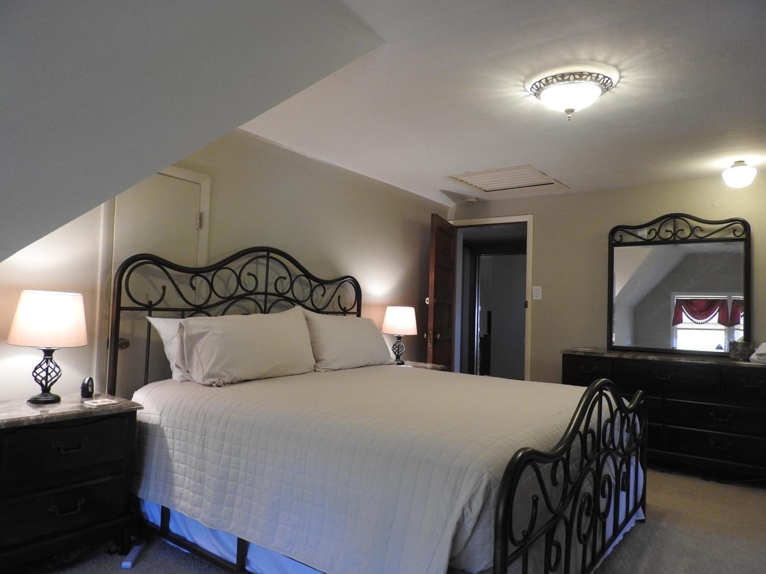 Family Room with Bathroom photo 1