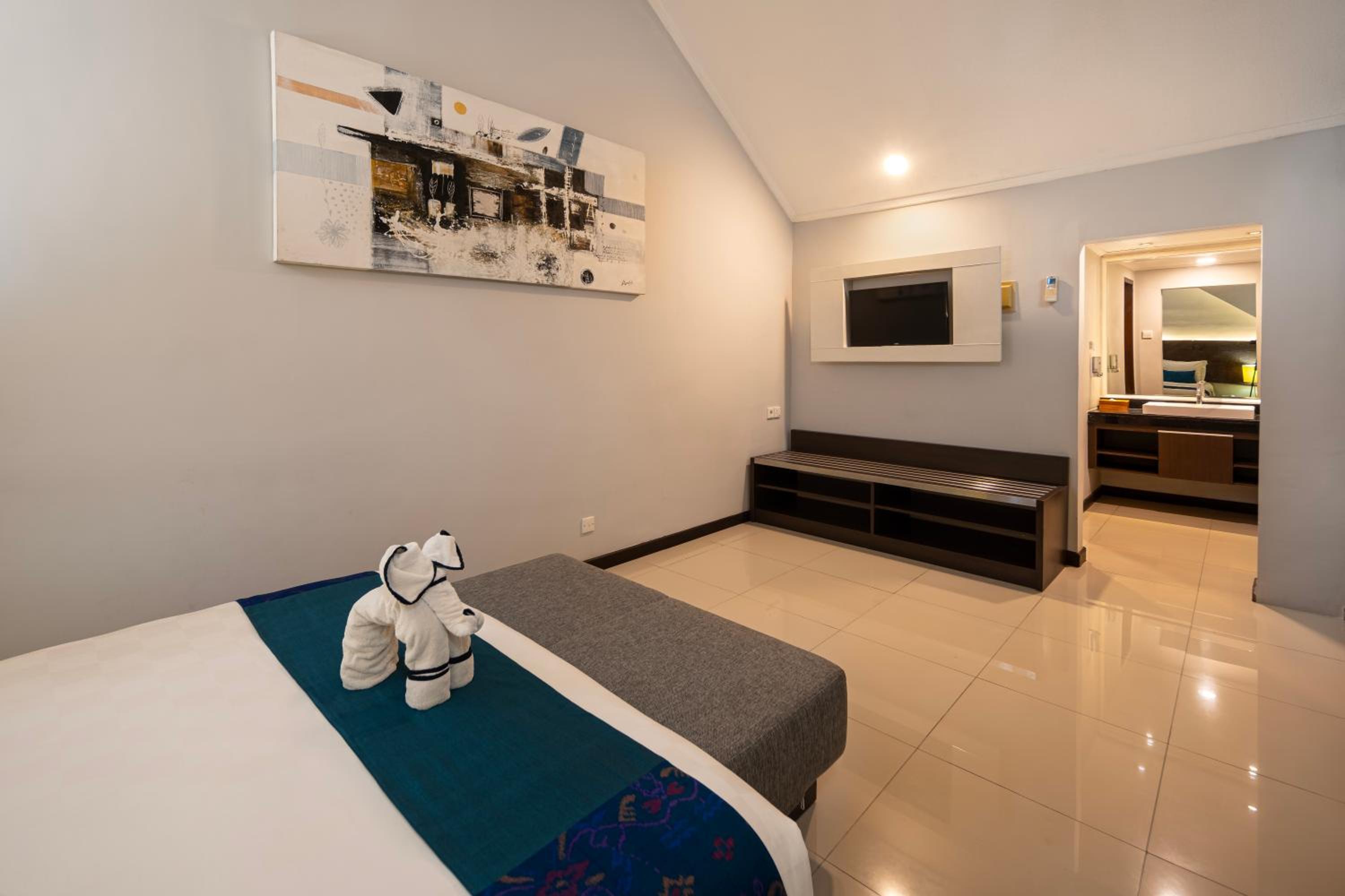 Three Bedroom Suites With Loft - Photo 3