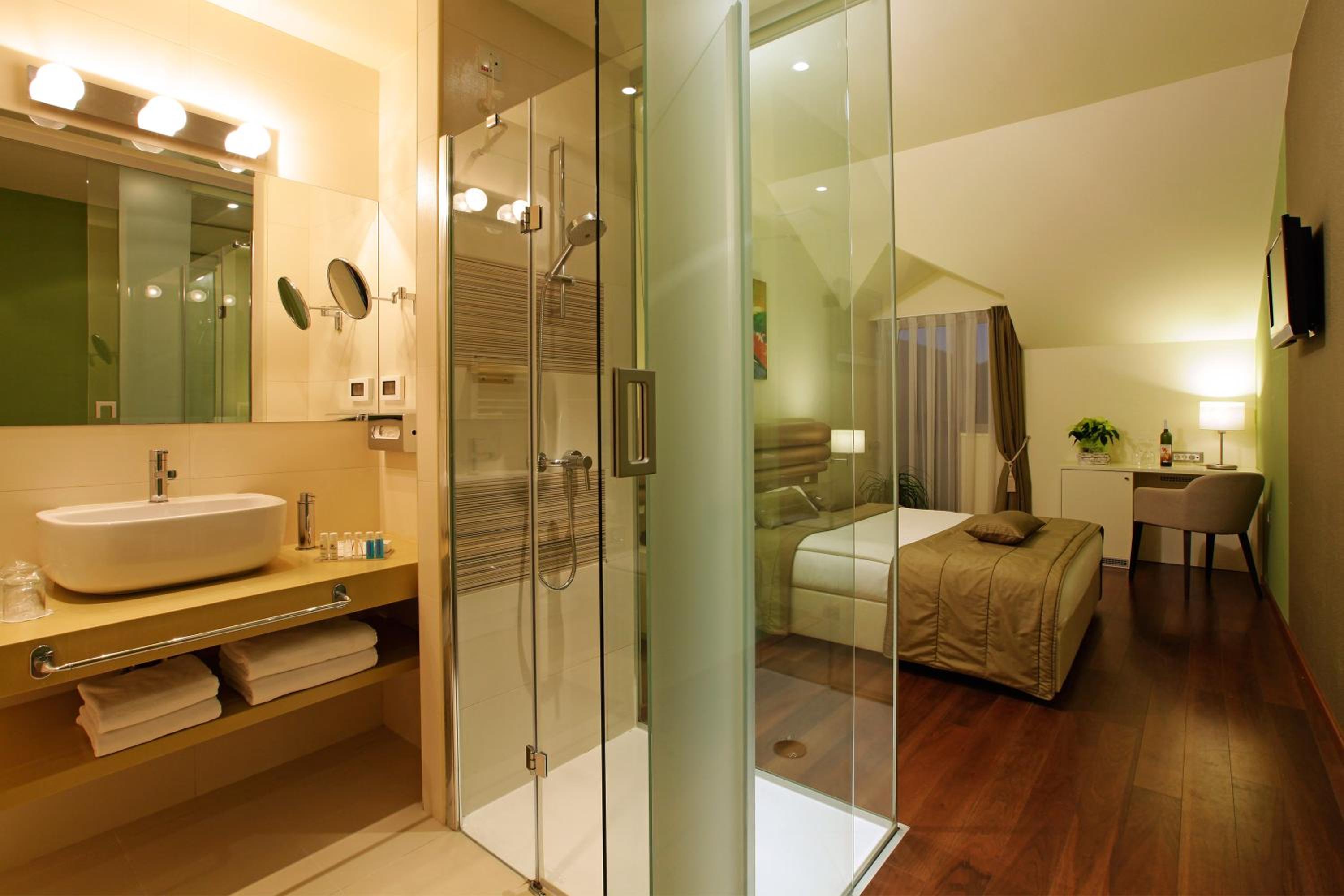Standard Double Room - Photo 9
