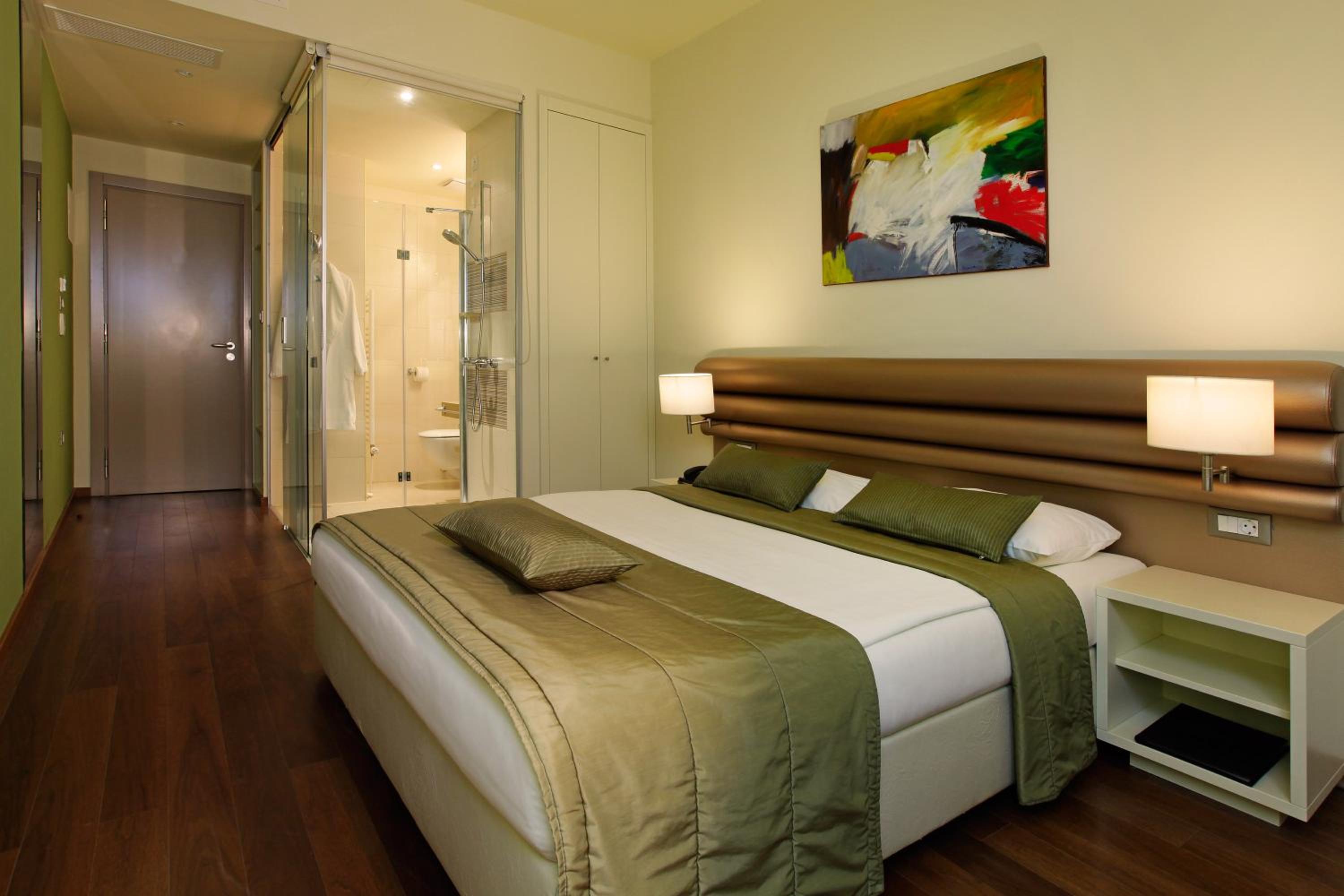 Standard Double Room - Photo 10
