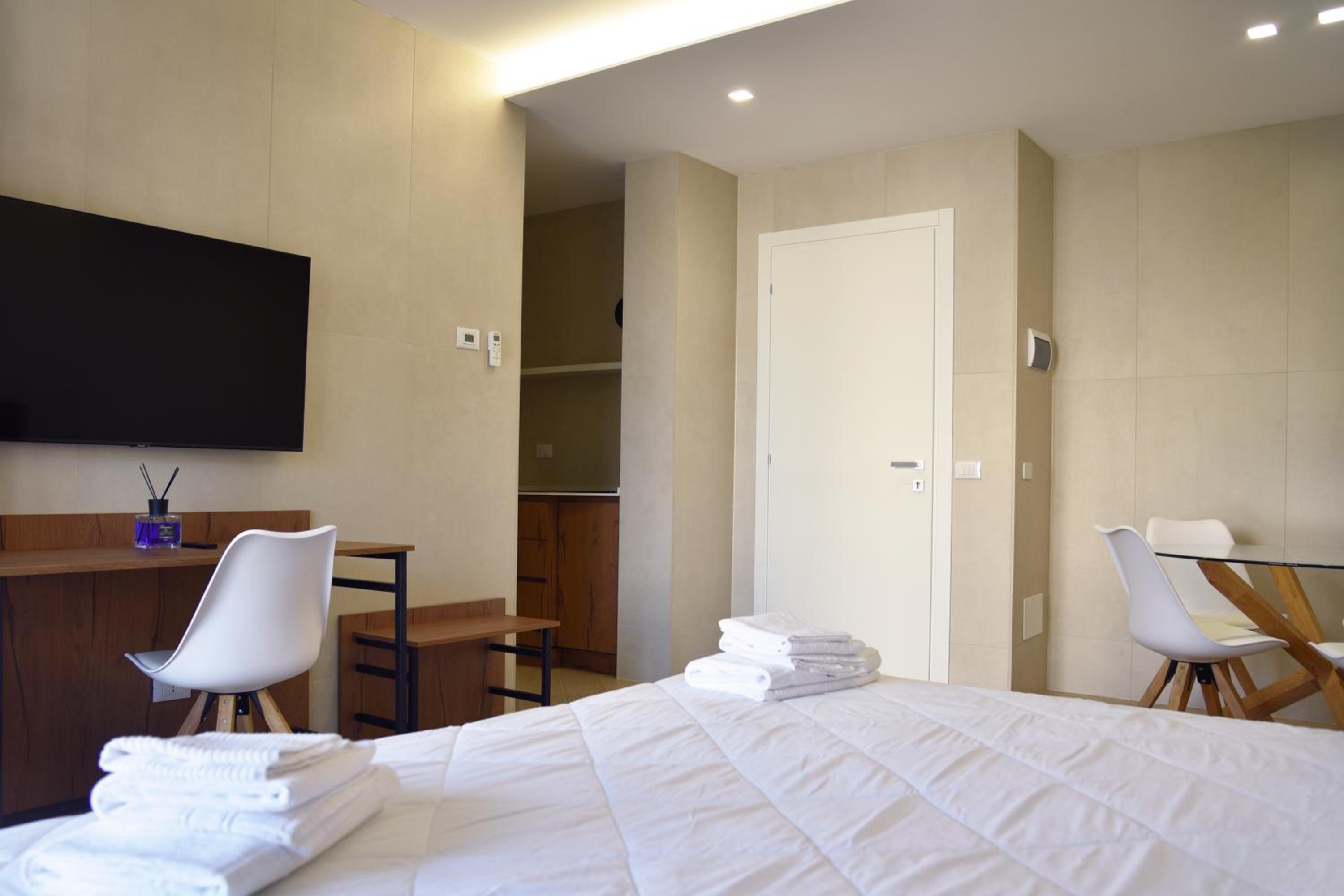 Studio Apartment with Balcony photo 1