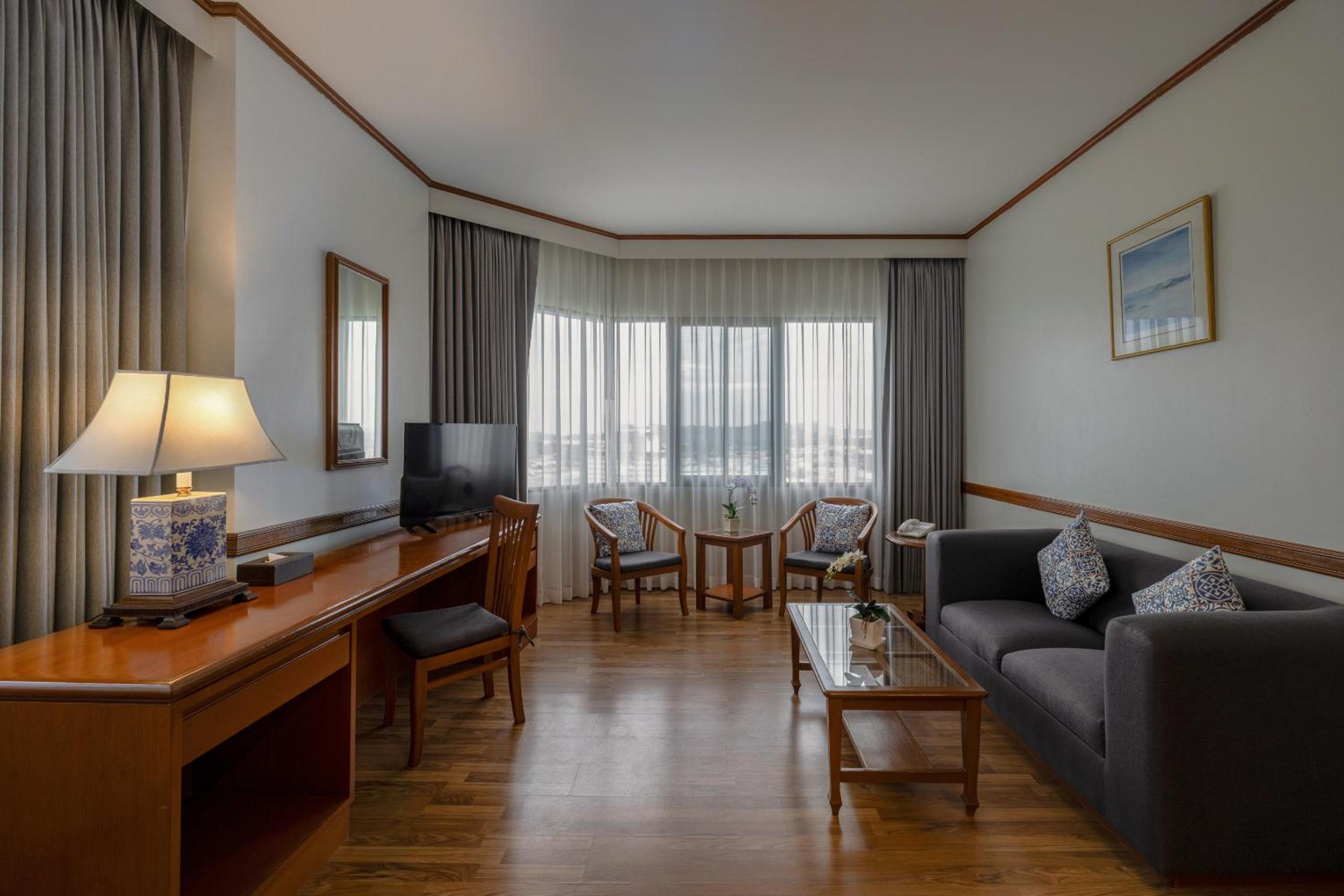 Suite - Photo 10