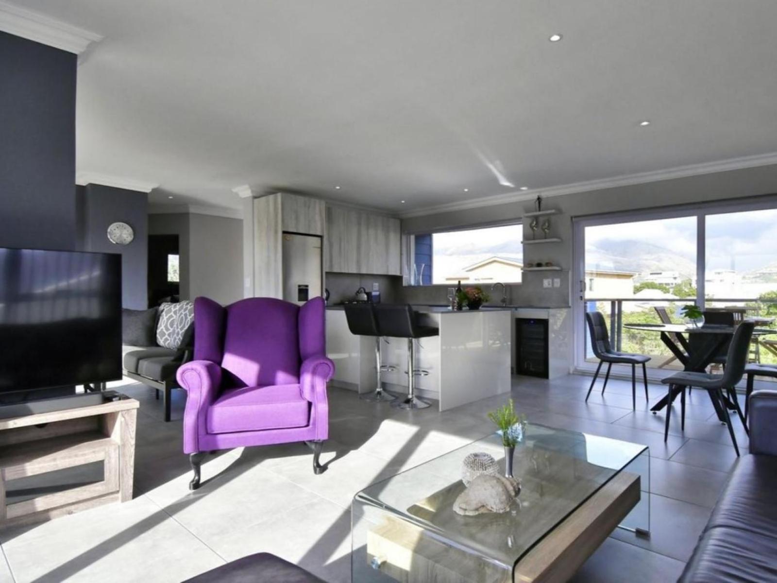 Two-Bedroom Apartment with Partial Ocean View photo 2