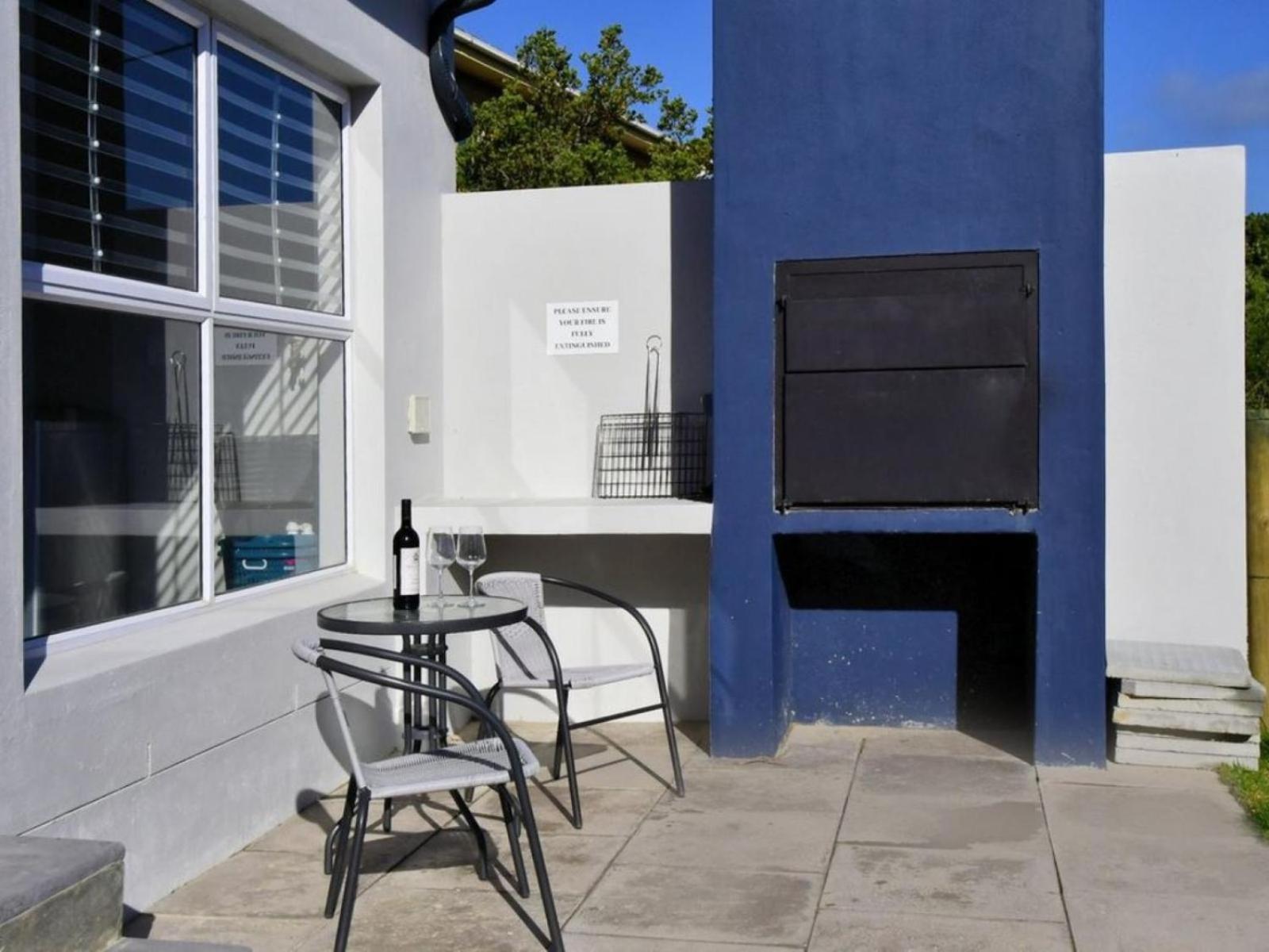 One-Bedroom Apartment with Balcony and Mountain View   photo 2