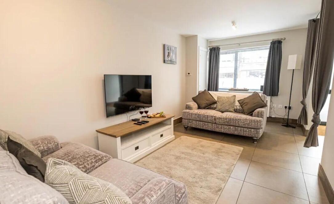 Three-Bedroom House photo 3