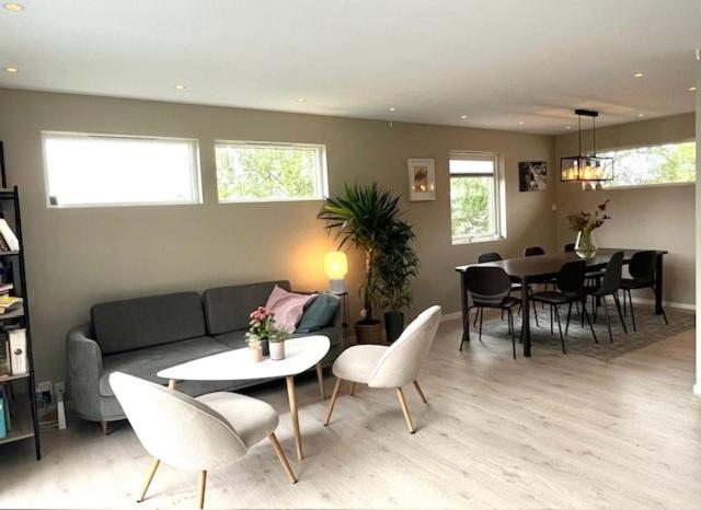 Four-Bedroom House photo 2