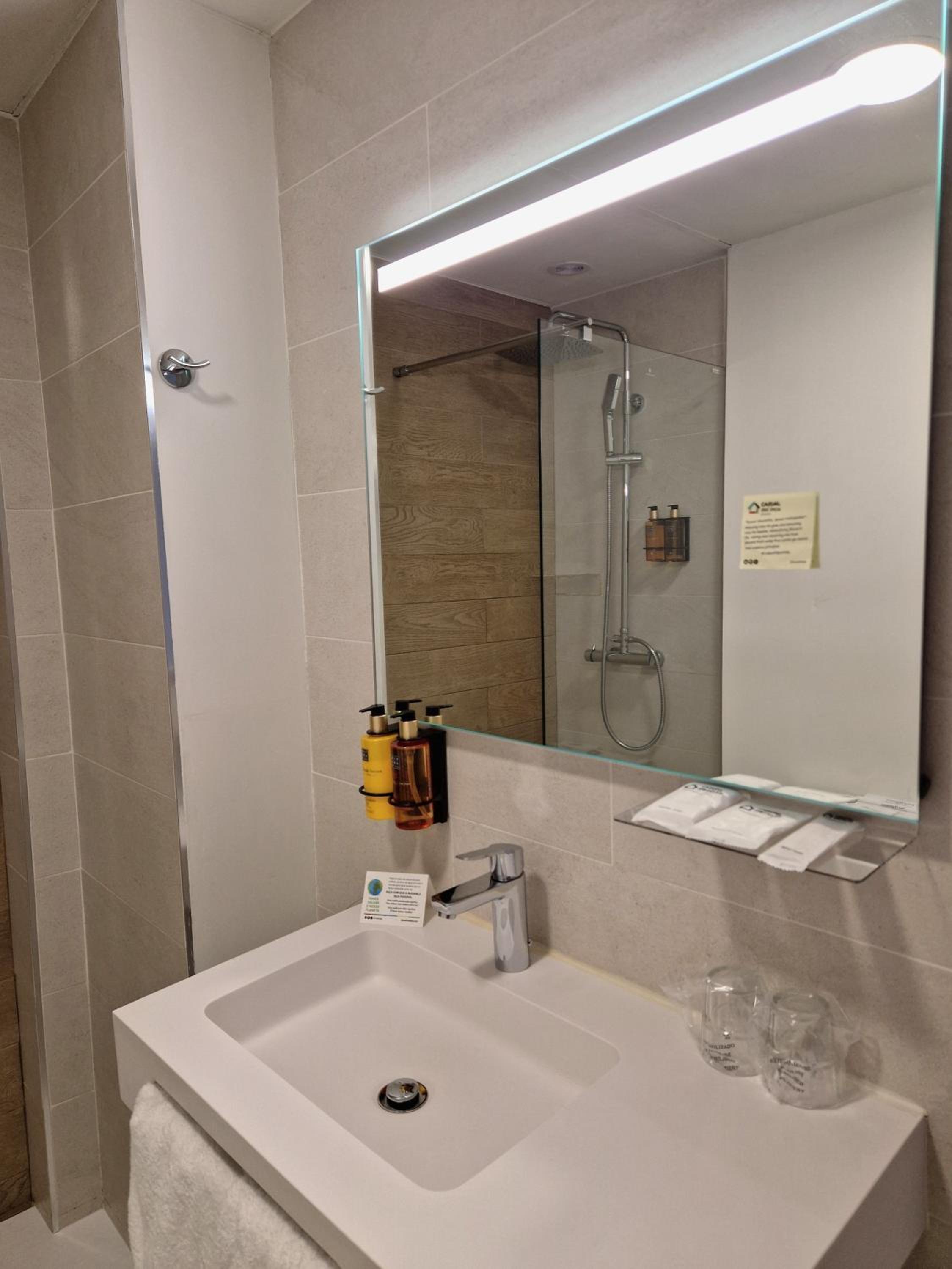 Double Room with Balcony - Photo 4