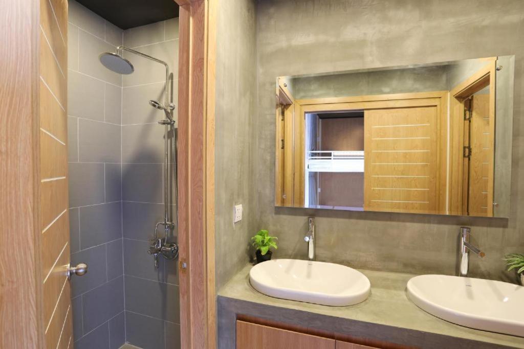 Deluxe Double Room with Balcony - Photo 12