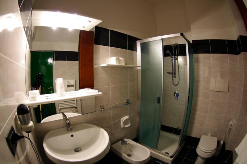 Double or Twin Room - Photo 6