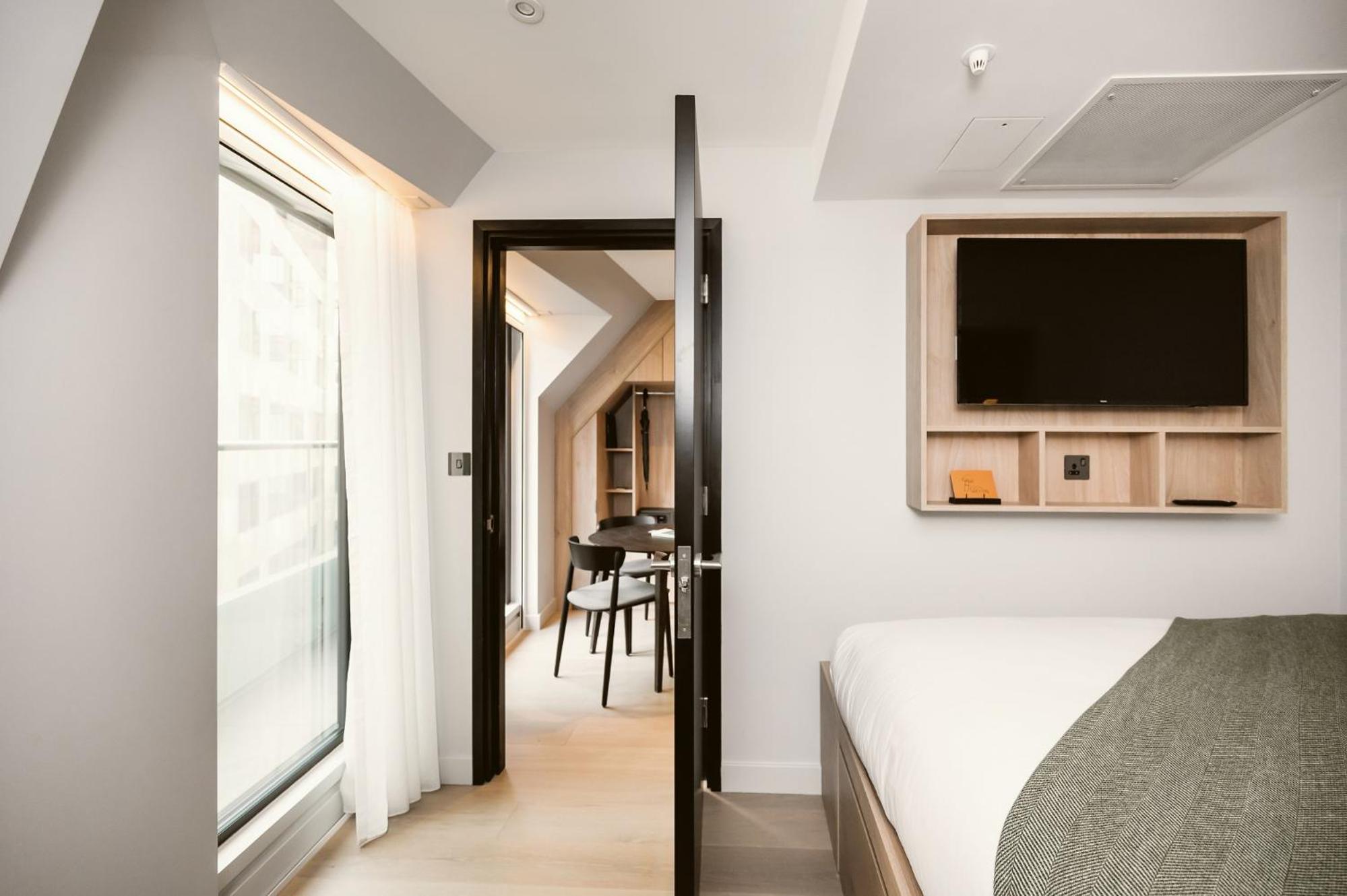 One Bedroom Apartment with Balcony photo 3