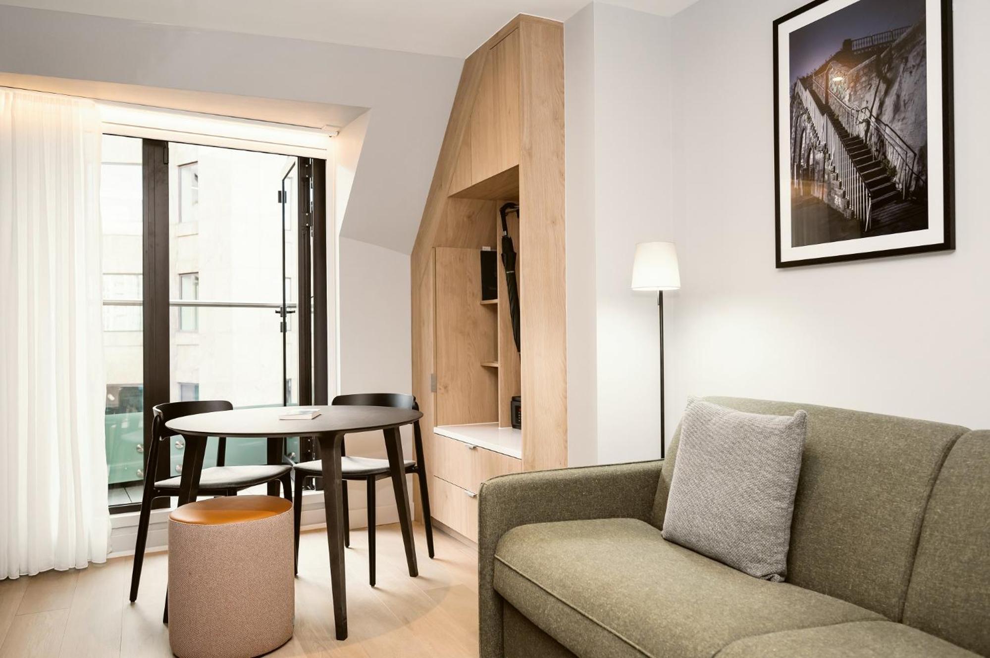 One Bedroom Apartment with Balcony photo 2