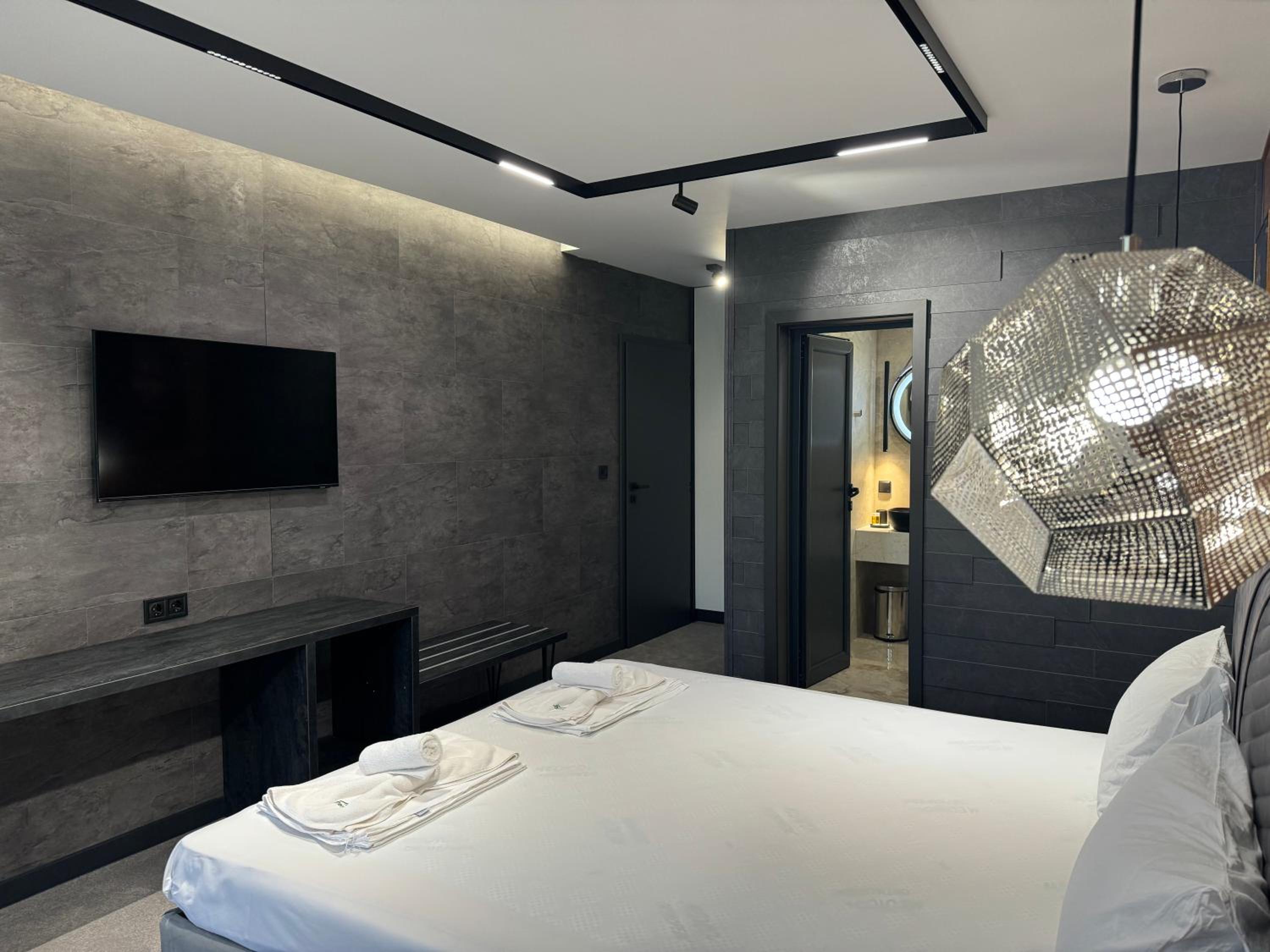 Deluxe Double with Balcony - Photo 9