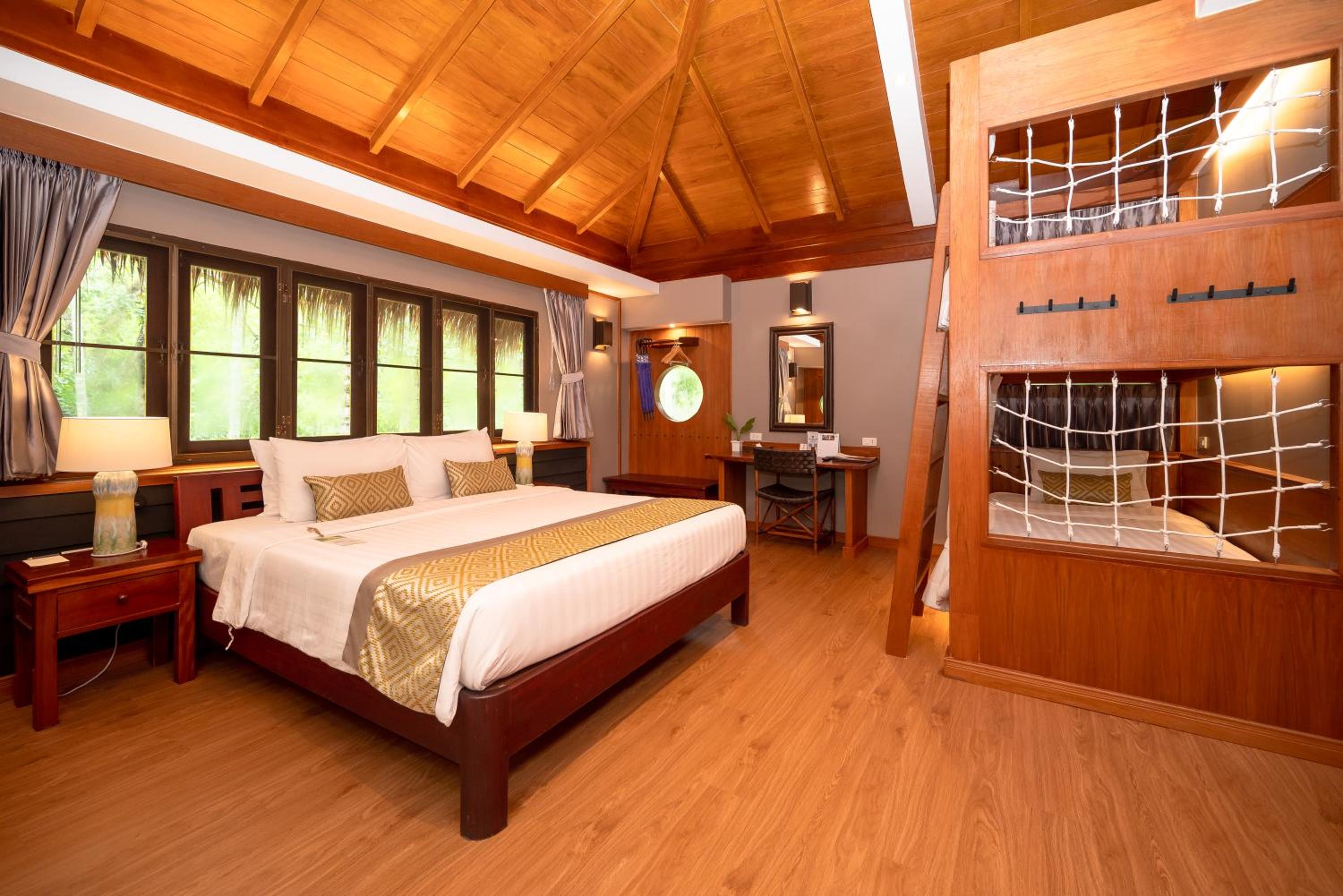 Deluxe Family Room with Bunk Beds