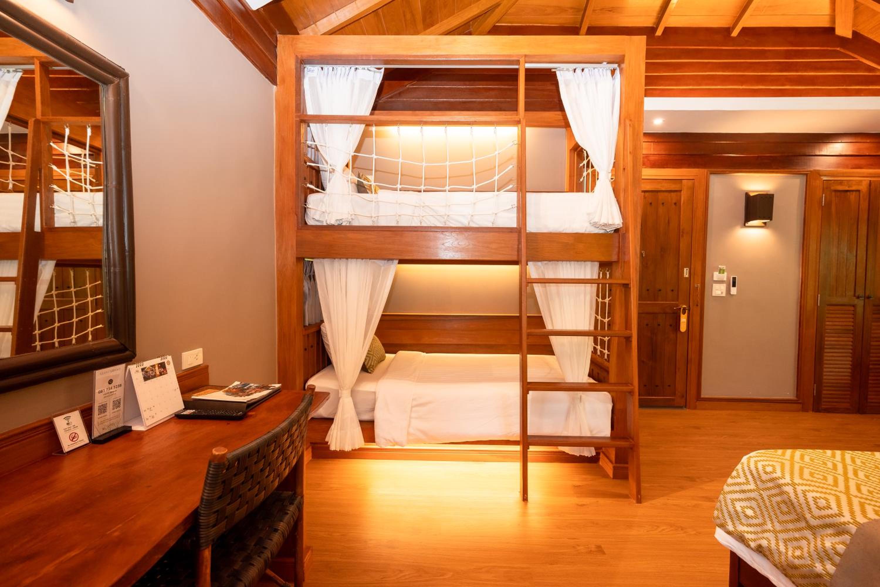 Deluxe Family Room with Bunk Beds photo 2