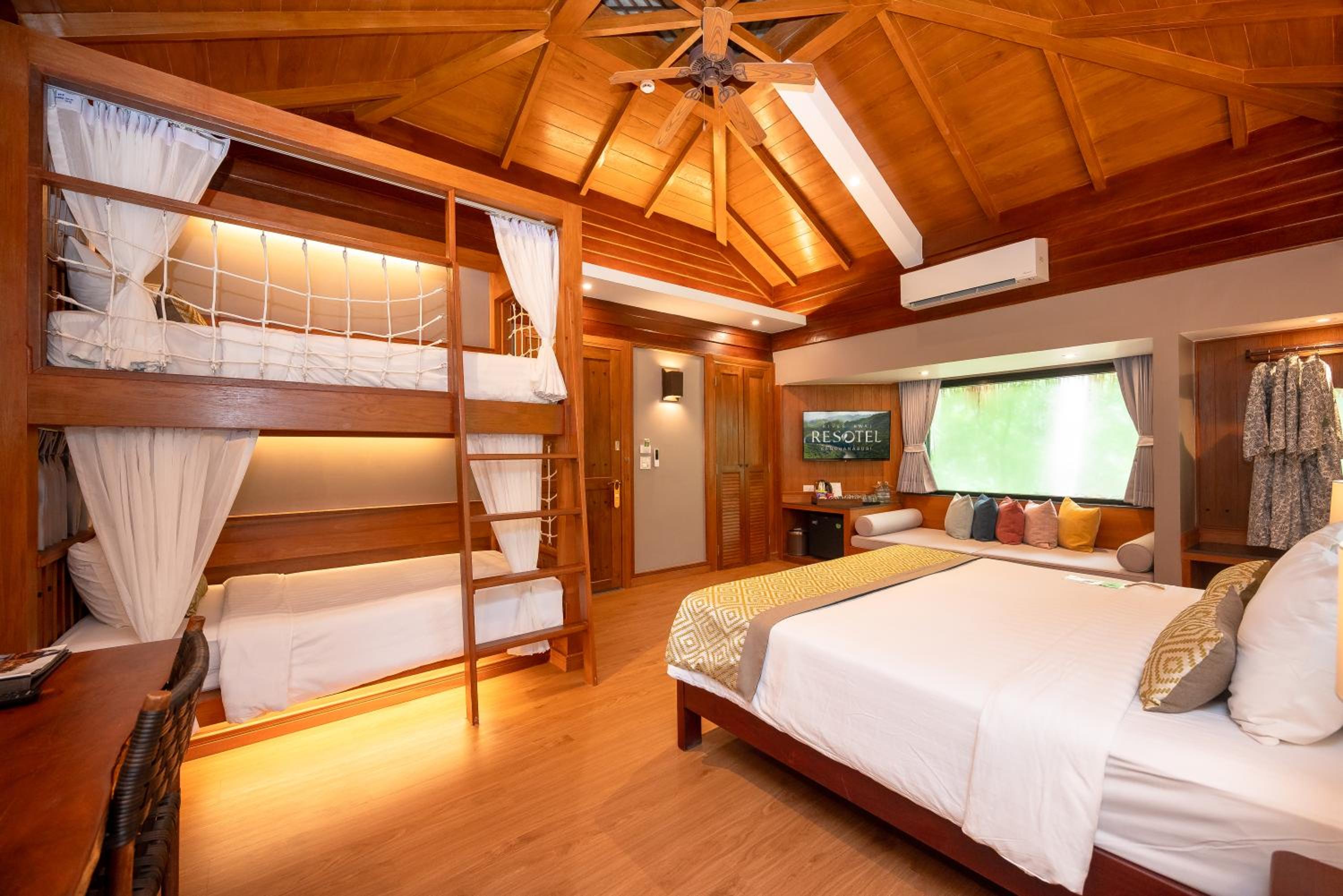 Deluxe Family Room with Bunk Beds photo 3