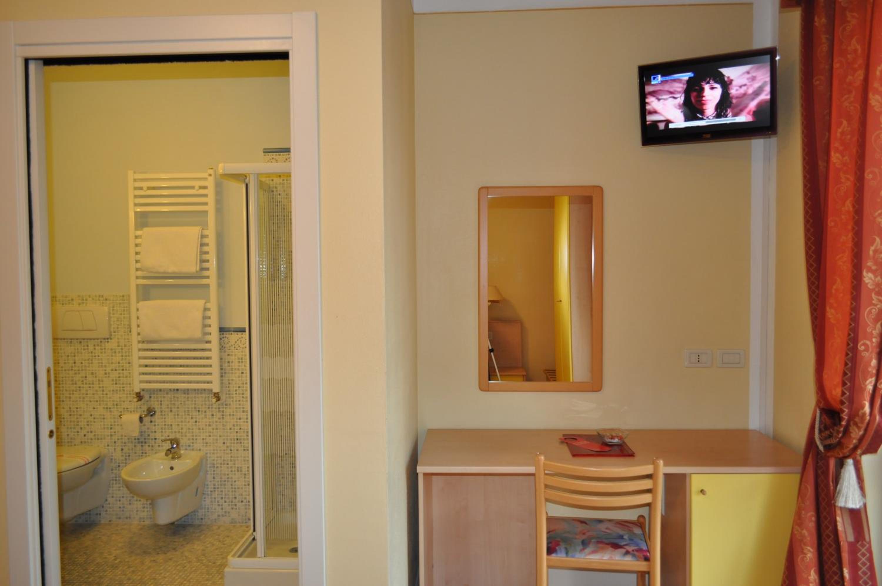 Double Room - Photo 5