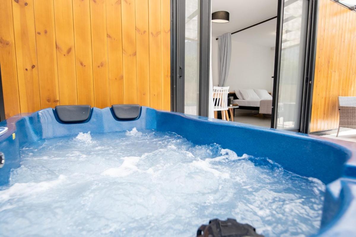 Suite with Hot Tub photo 3