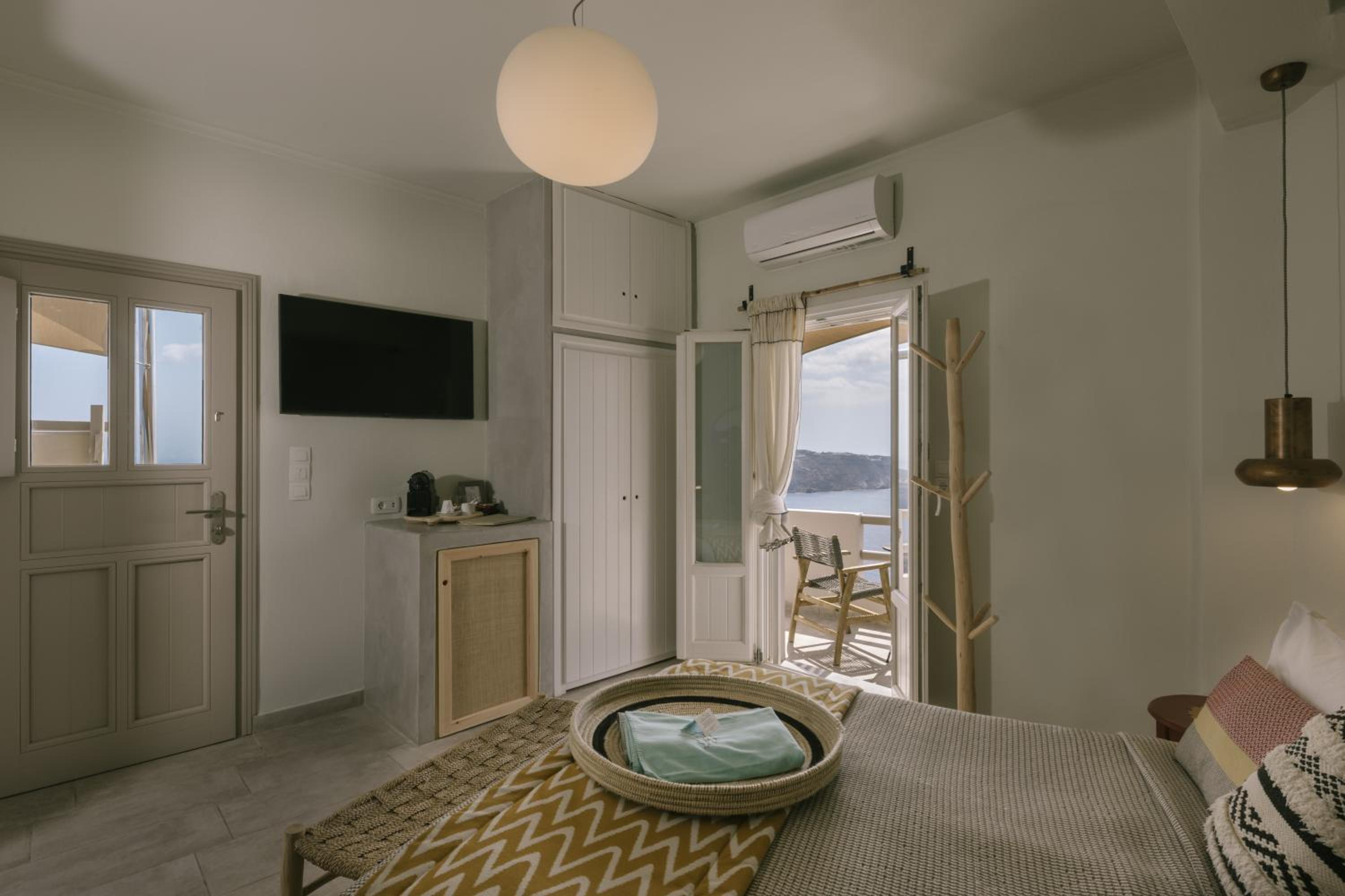 Jacuzzi Suite with Volcano View - Photo 37