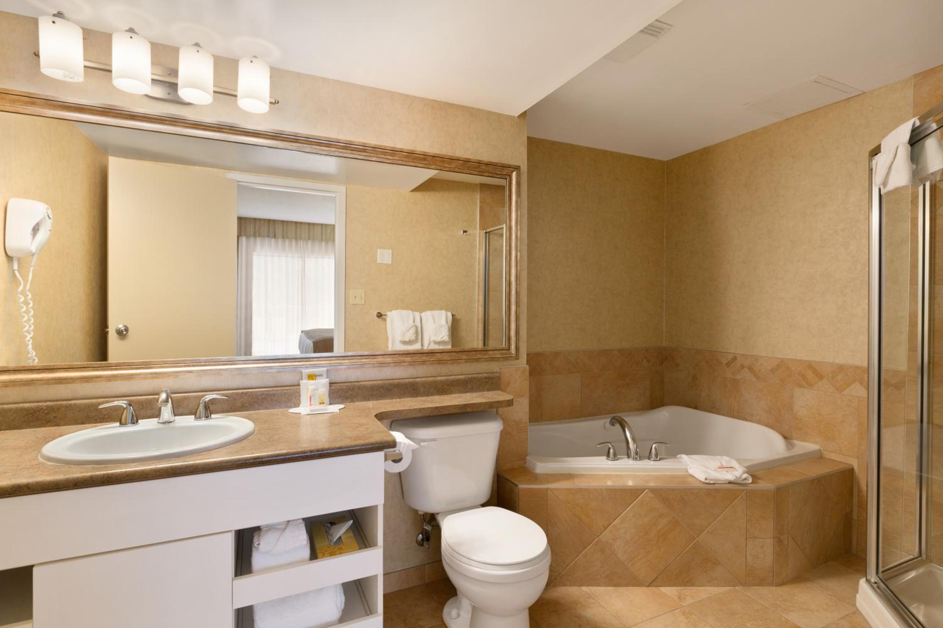 Deluxe King Suite with Spa Bath & Kitchen - Non-Smoking - Photo 7