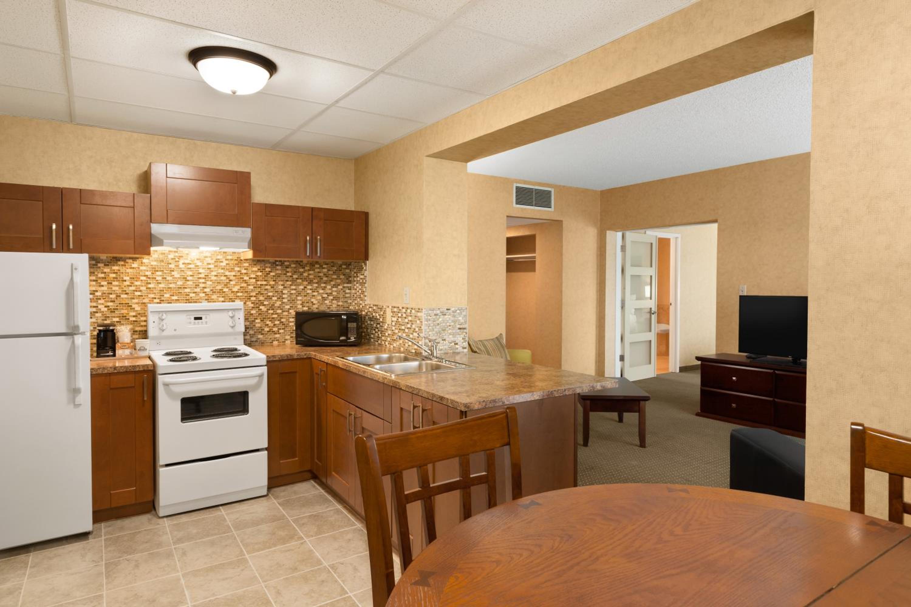 Deluxe King Suite with Spa Bath & Kitchen - Non-Smoking - Photo 6
