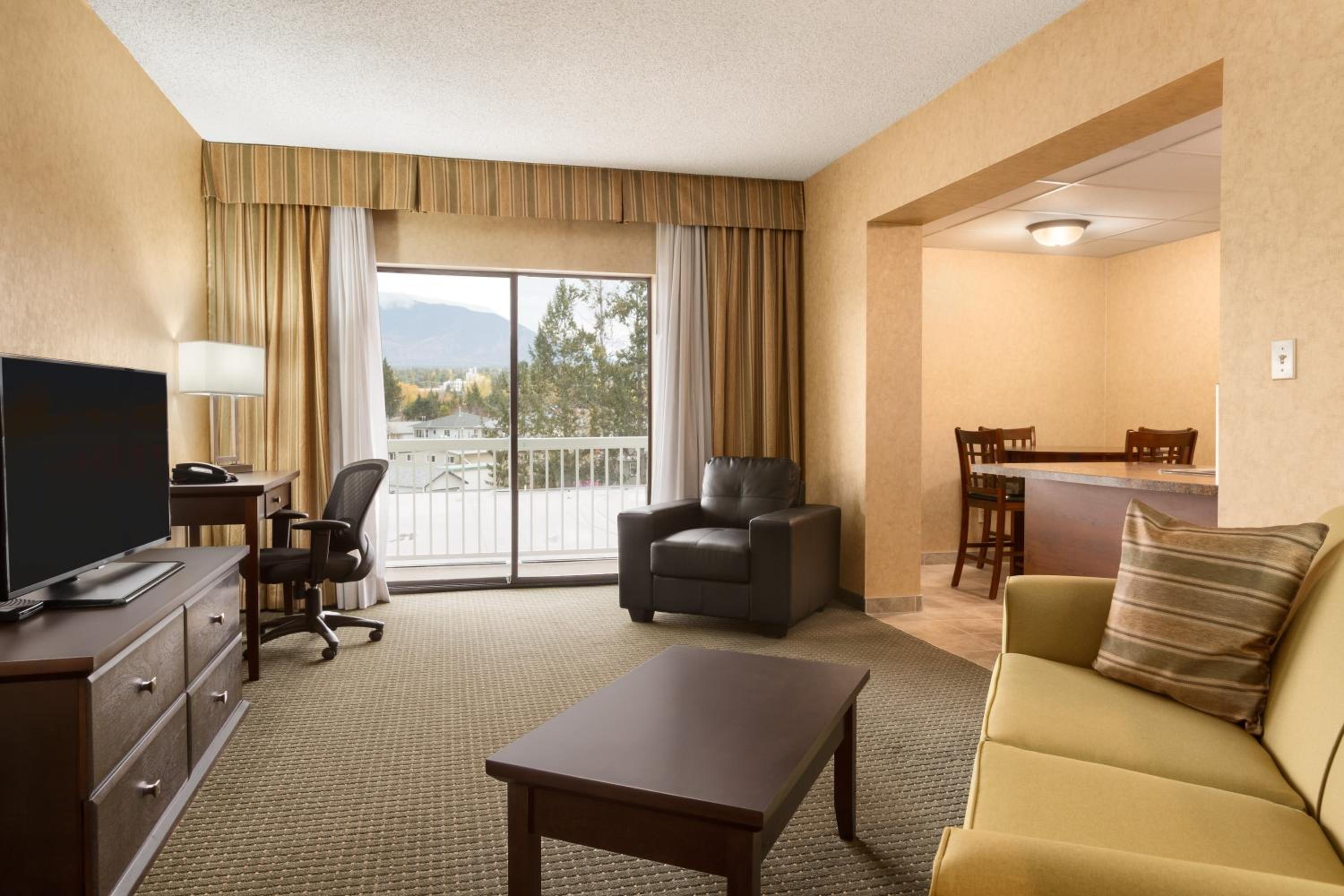 Deluxe King Suite with Spa Bath & Kitchen - Non-Smoking - Photo 4