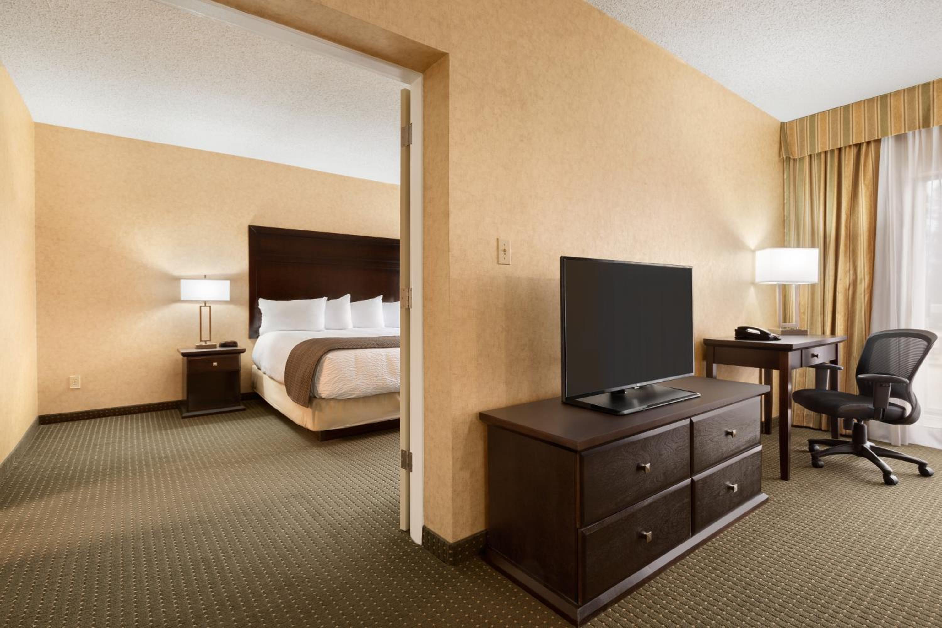 Deluxe King Suite with Spa Bath & Kitchen - Non-Smoking - Photo 5