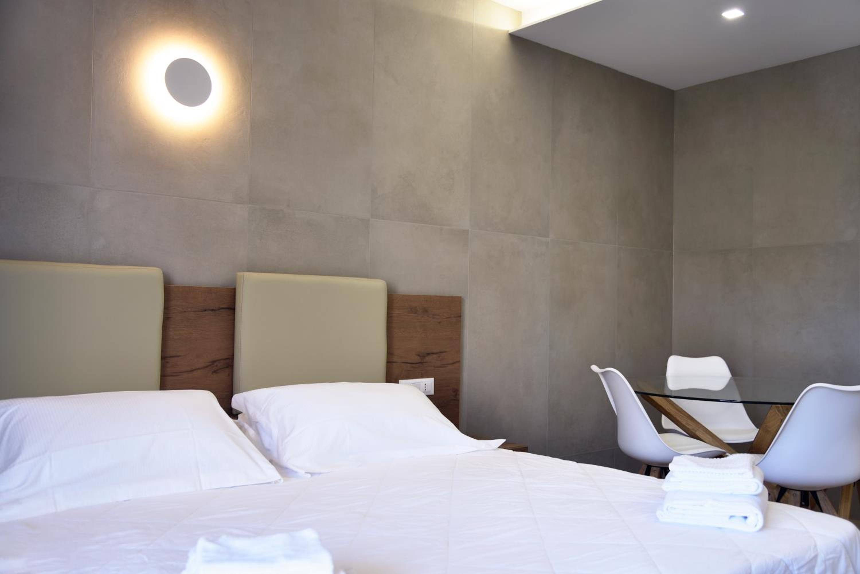 Studio Apartment with Balcony photo 1