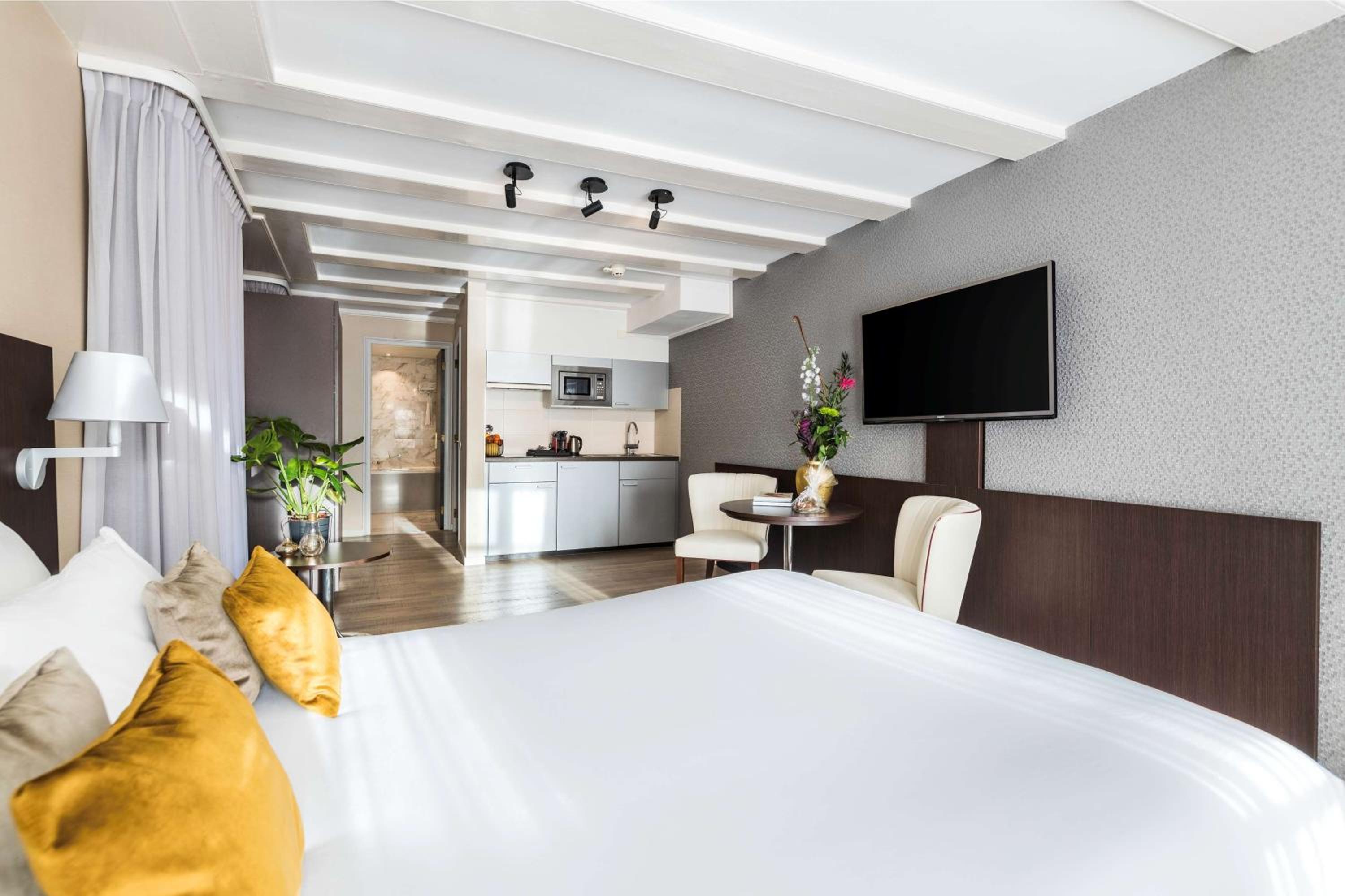 Studio Apartment photo 3