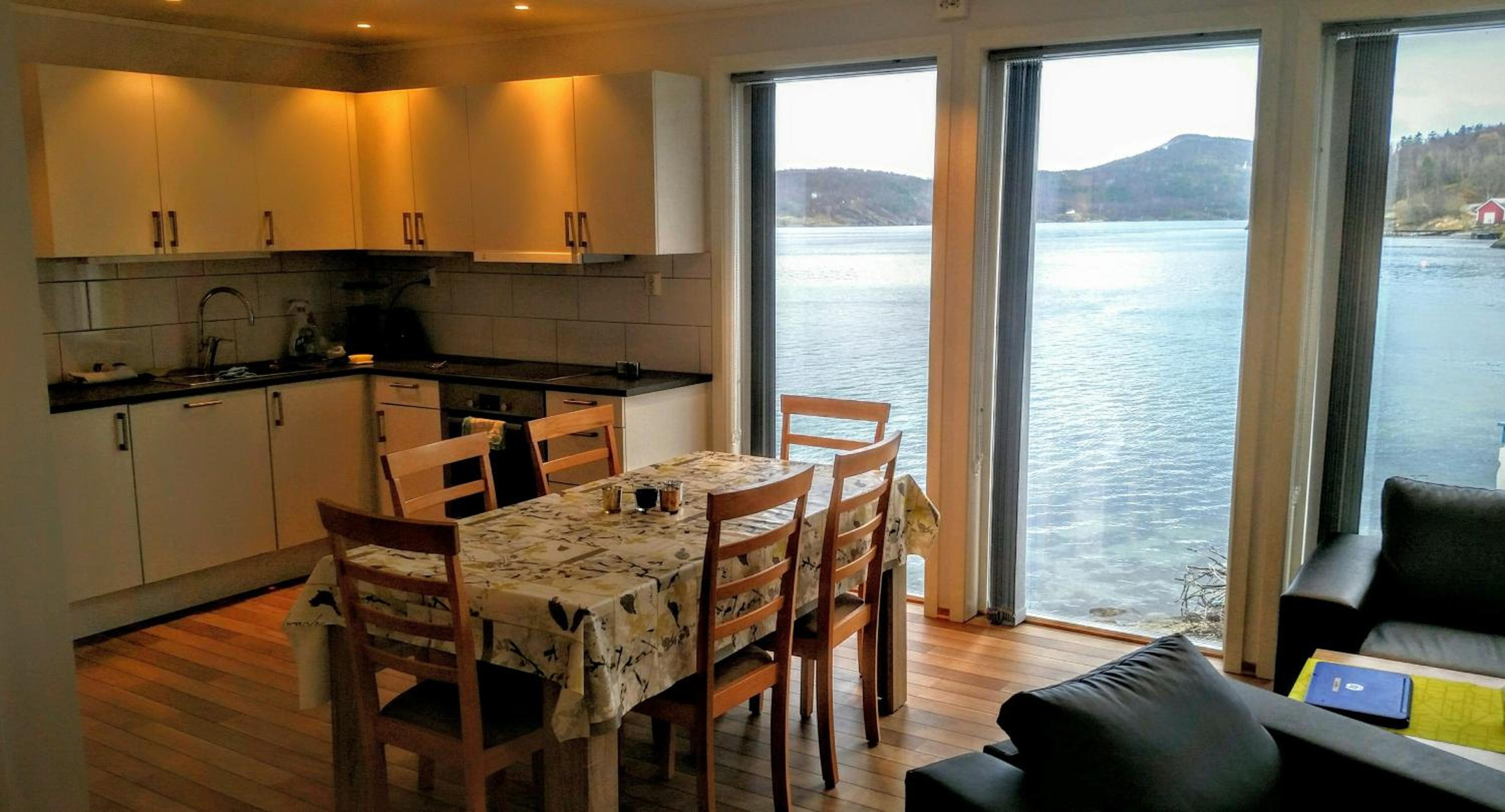 Three-Bedroom Apartment with Balcony photo 2