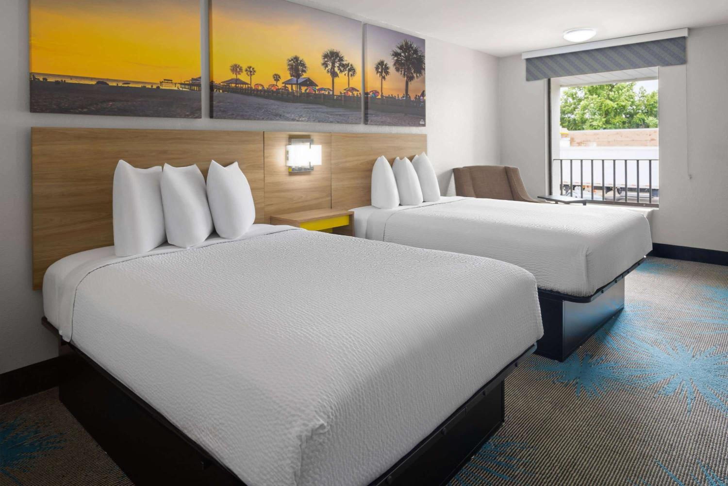 Deluxe Double Room with Two Double Beds - Non-Smoking - Photo 7
