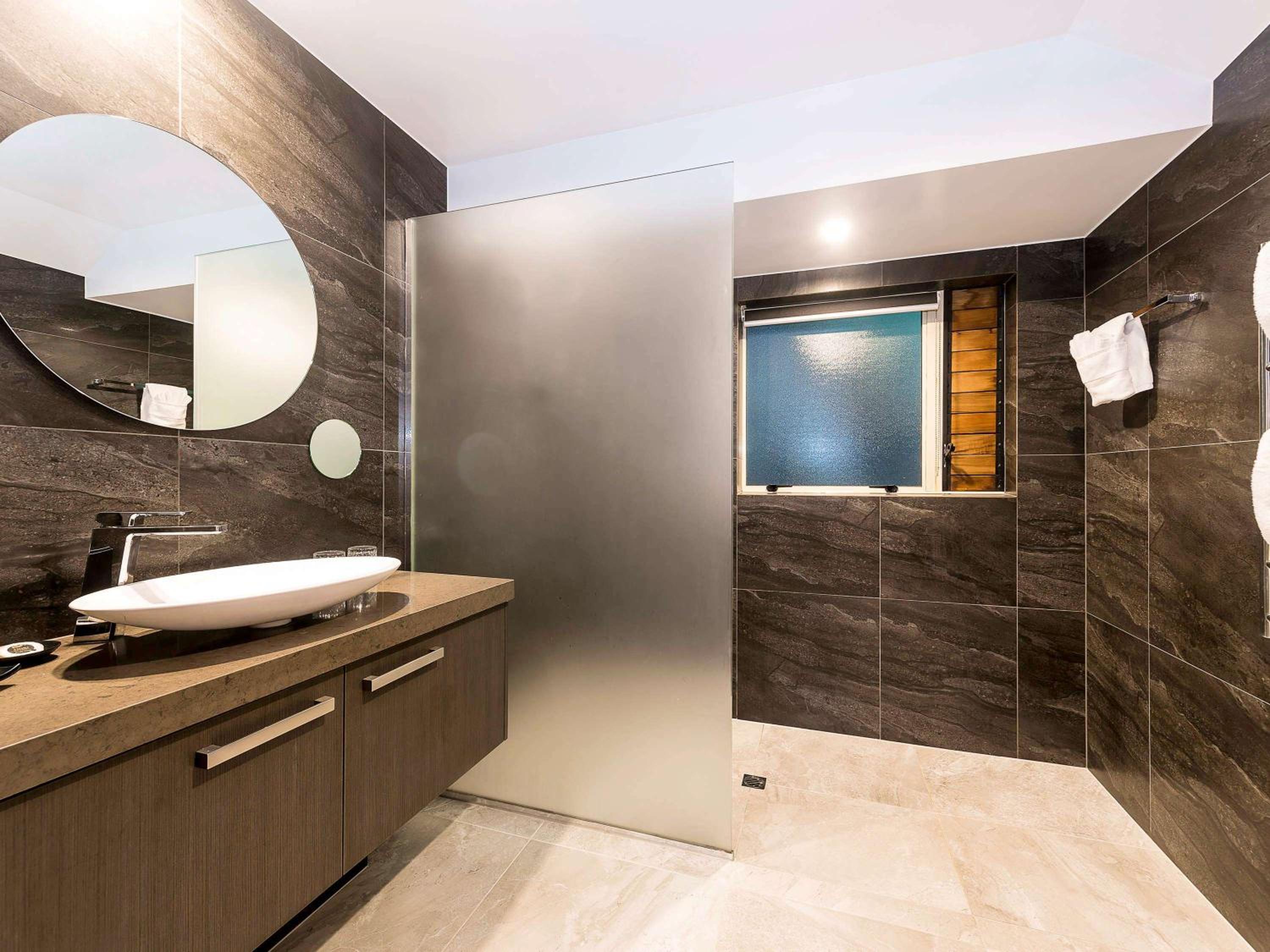 Standard King Room - Photo 5