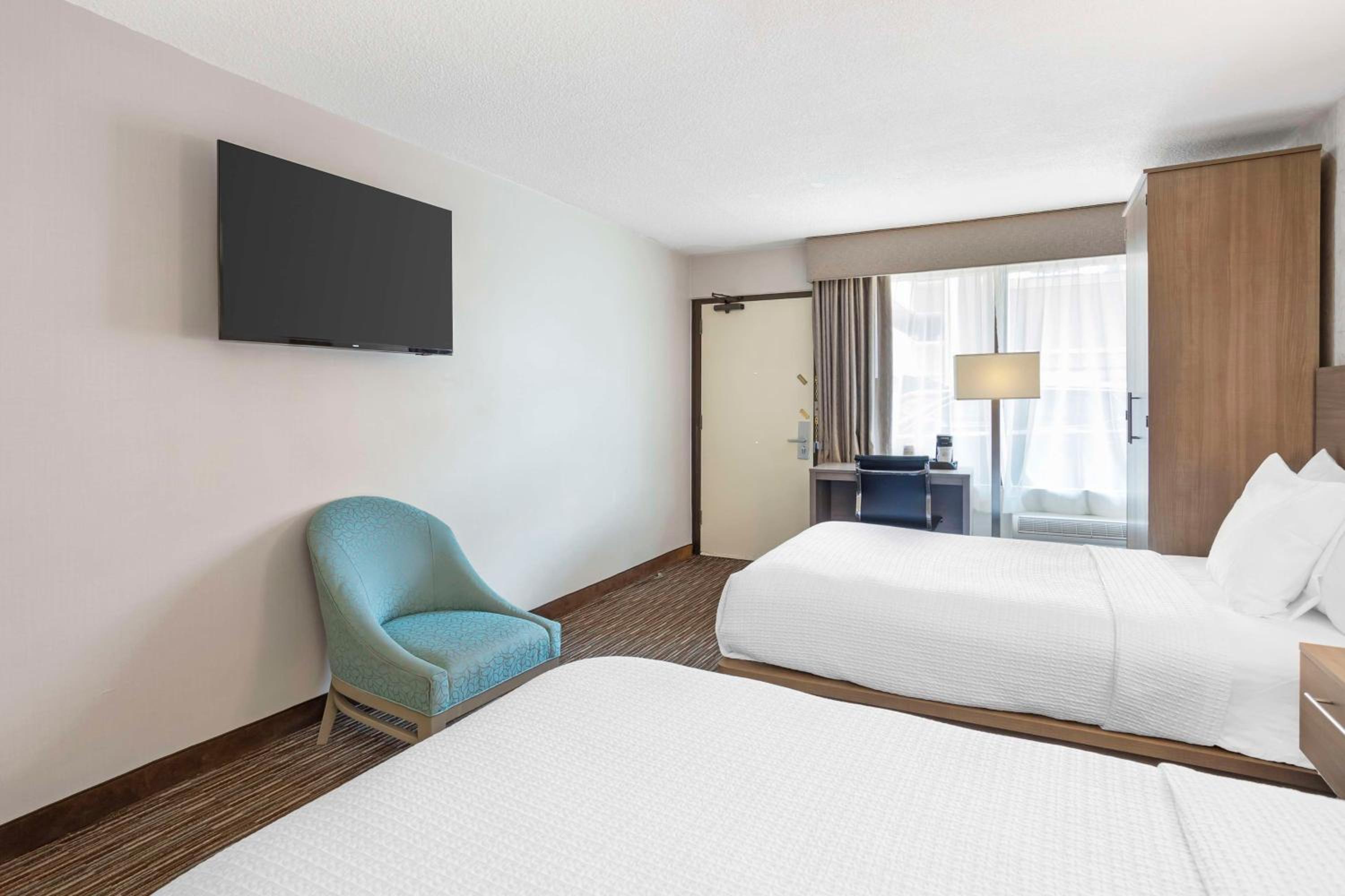 Double Room with Two Double Beds and Mobility Accessible Roll-In Shower photo 1