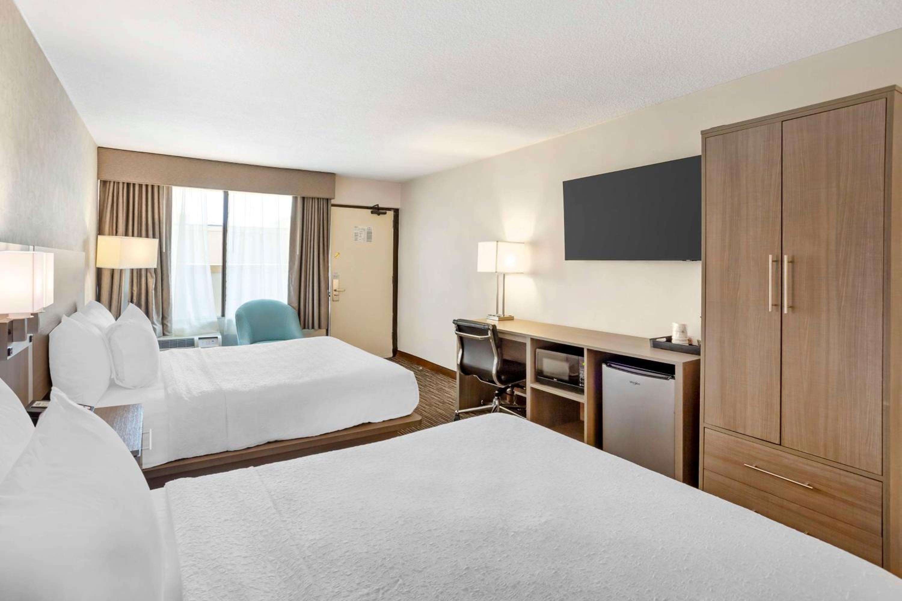 Queen Room with Two Queen Beds photo 1