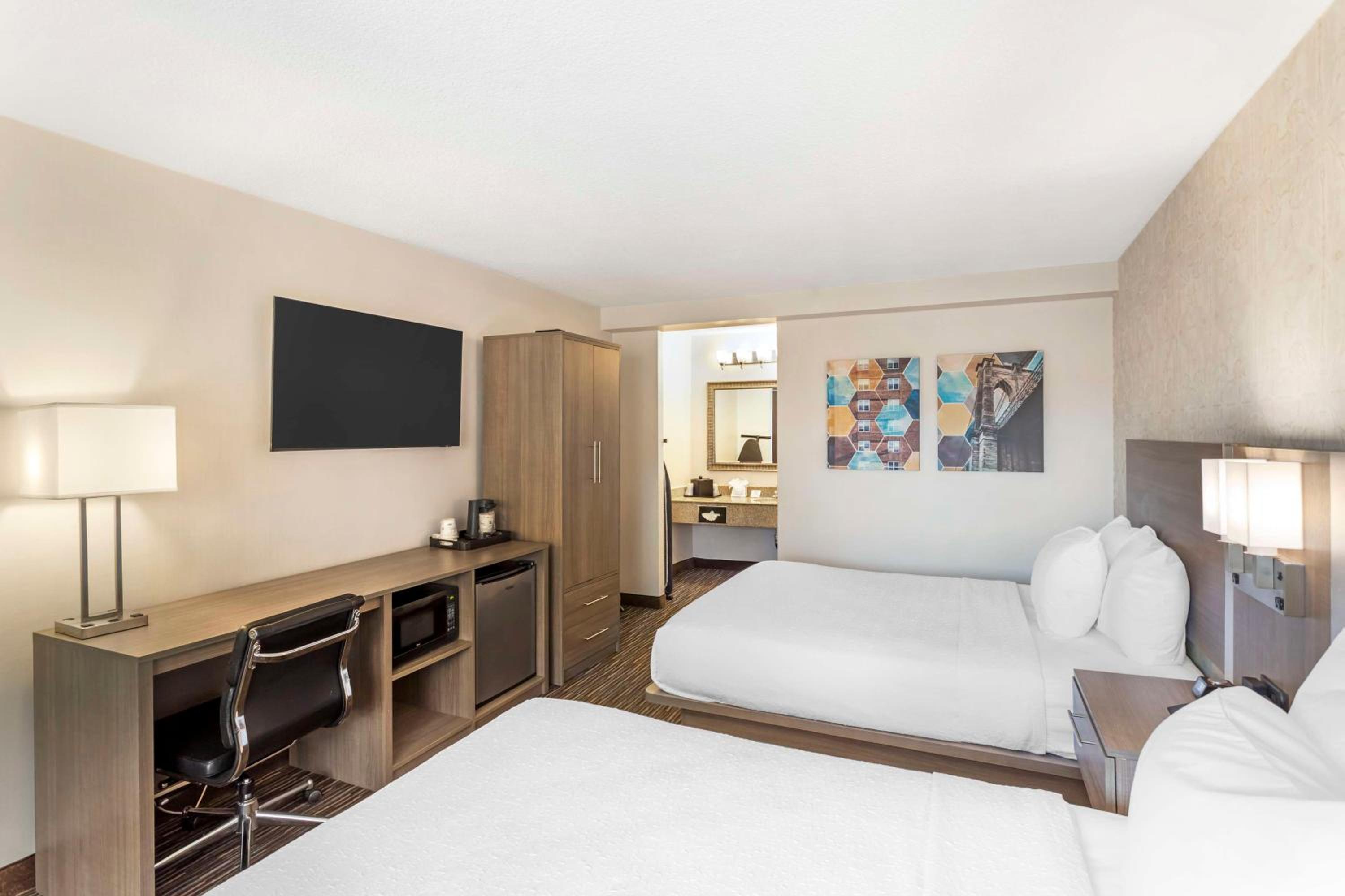 Queen Room with Two Queen Beds photo 3