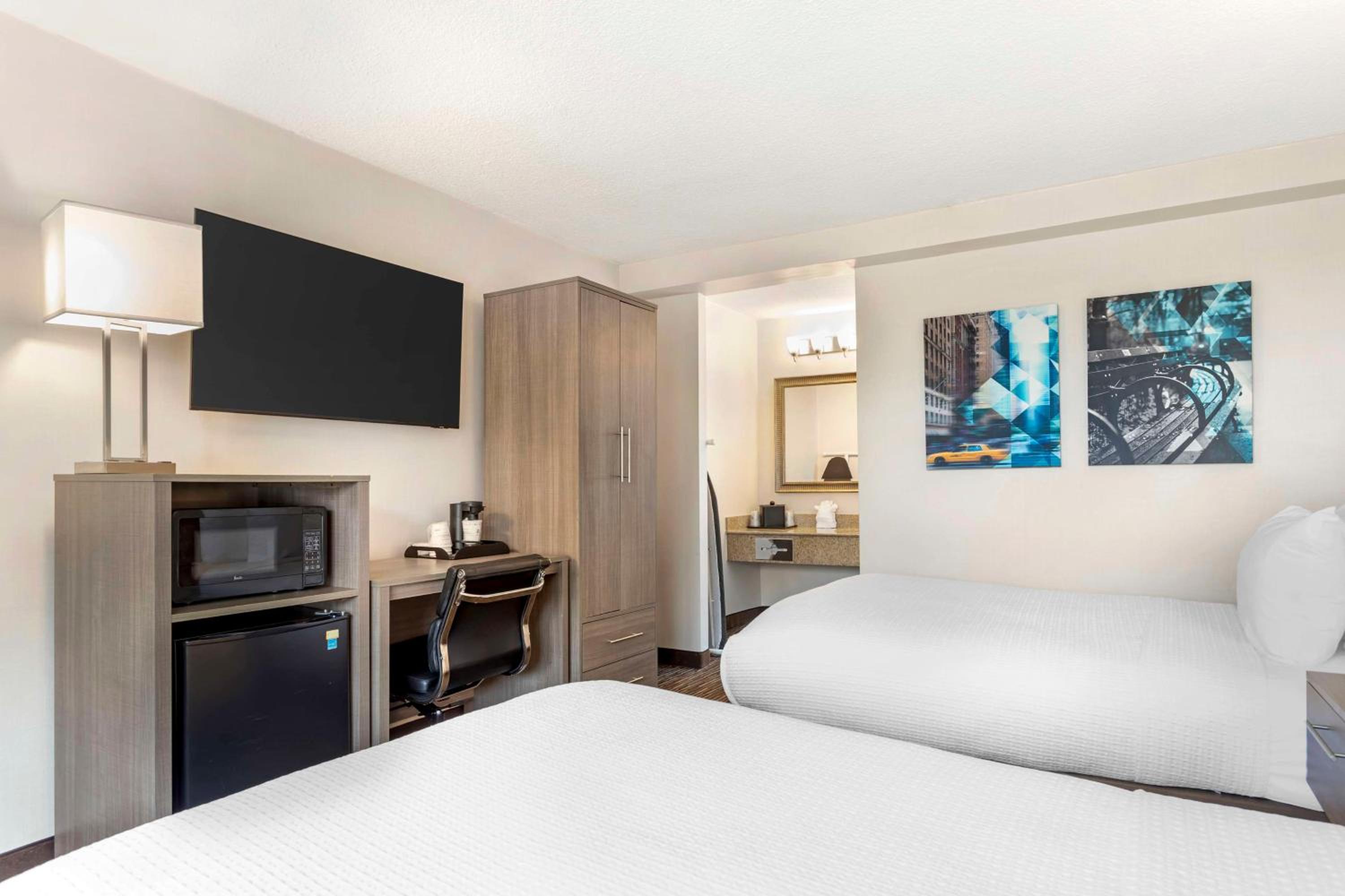 Double Room with Two Double Beds - Non-Smoking photo 1