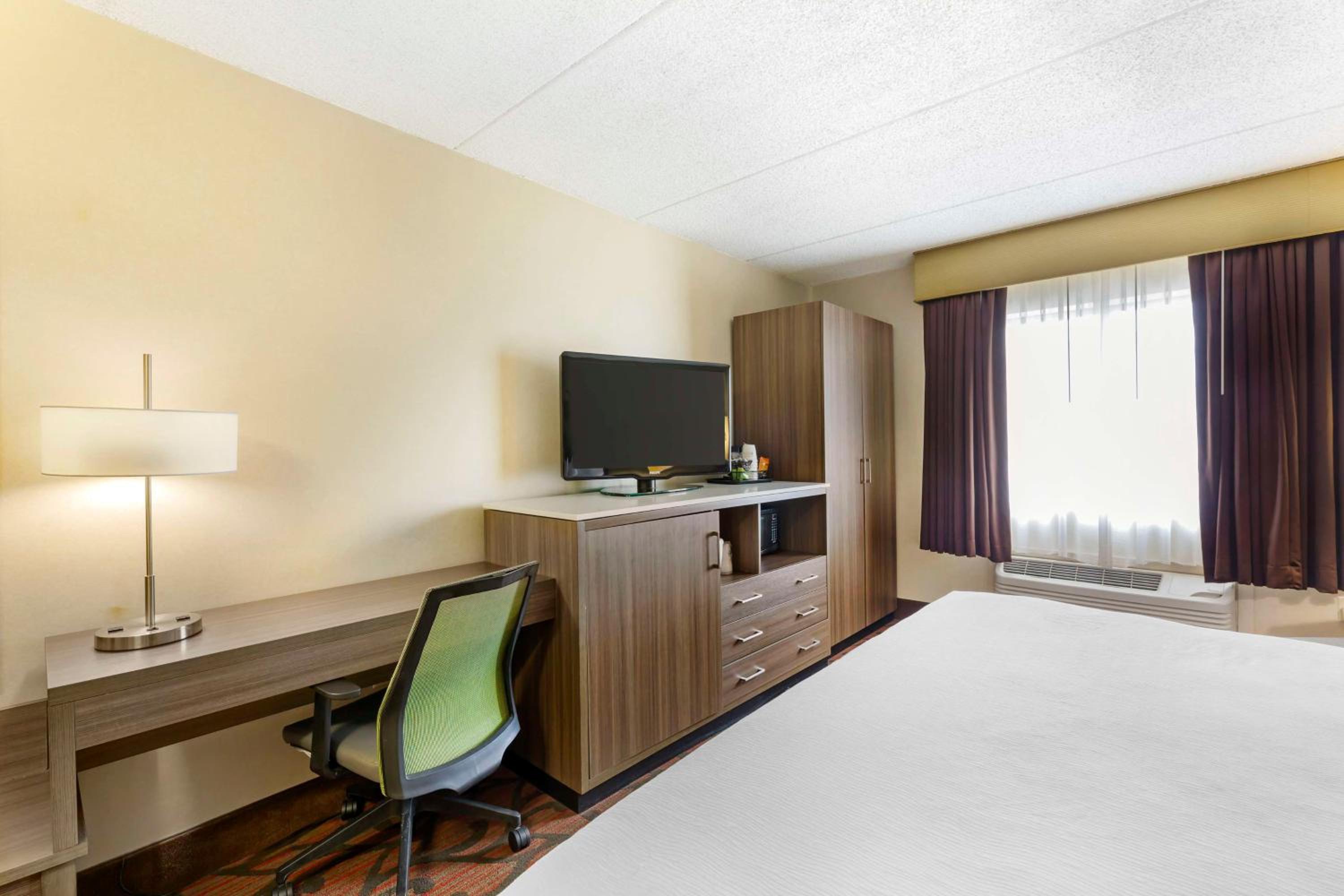 King Room with Roll-in Shower - Disability Access/Non-Smoking - Photo 4