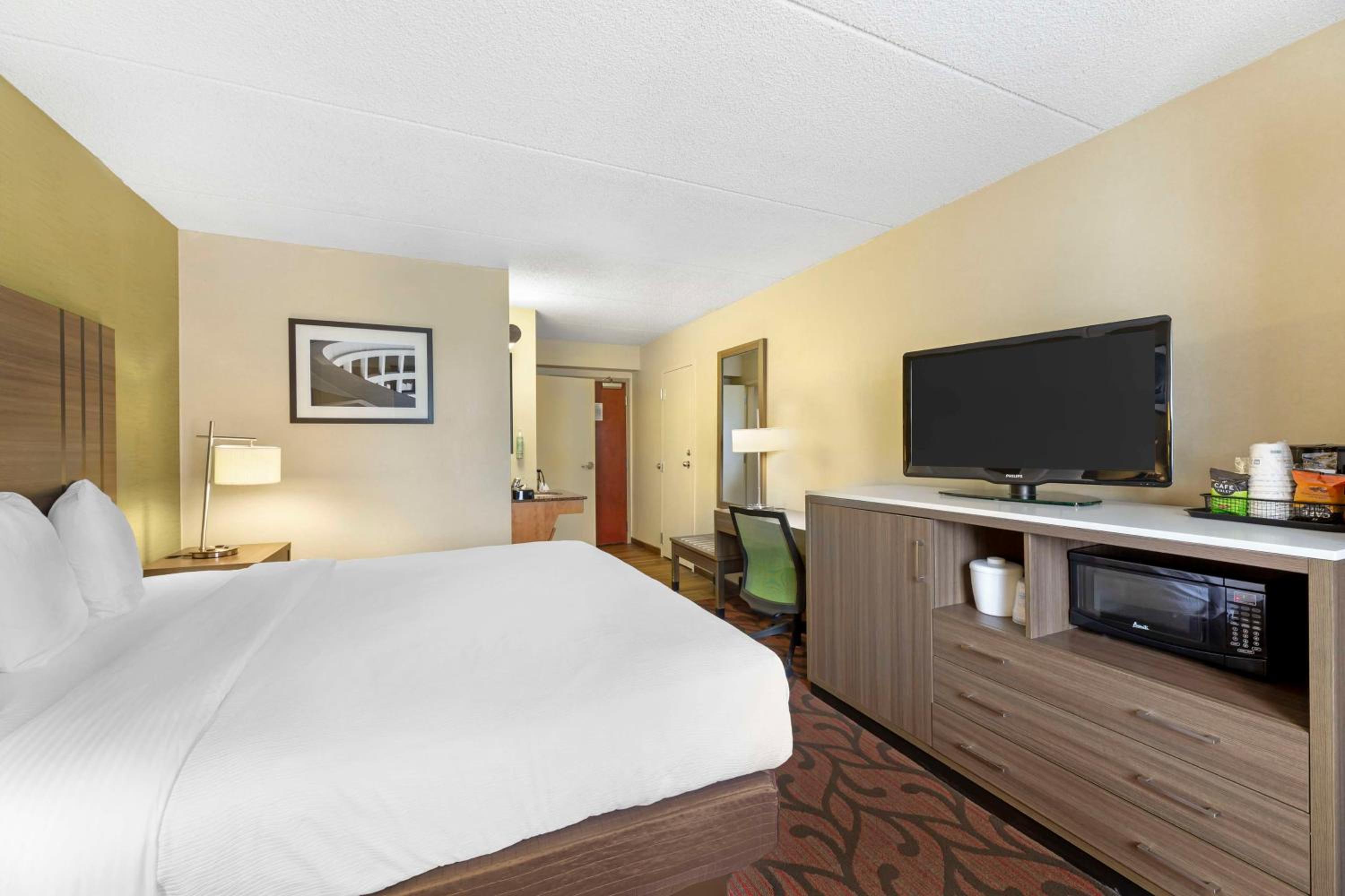 King Room with Roll-in Shower - Disability Access/Non-Smoking - Photo 3