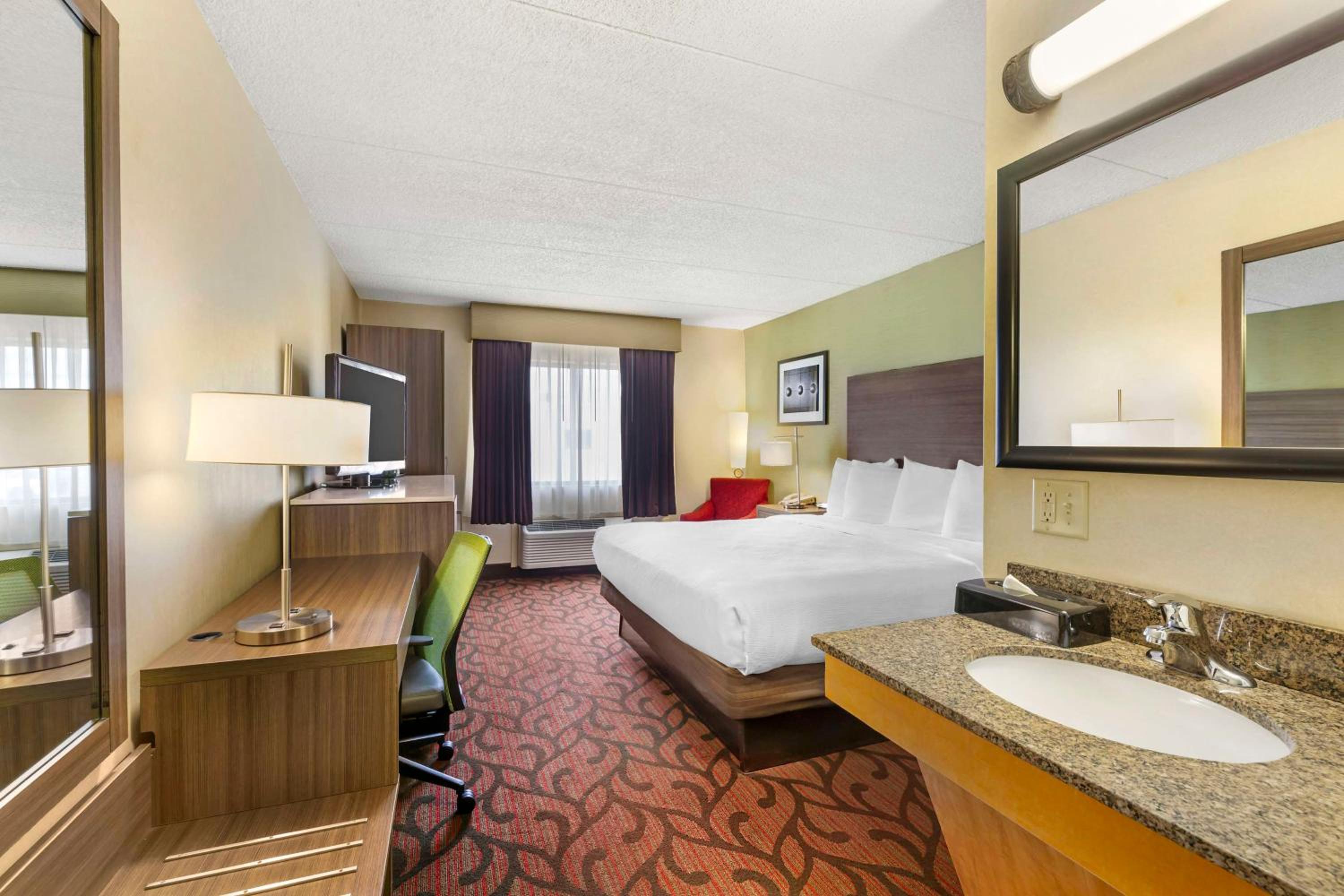 King Room with Roll-in Shower - Disability Access/Non-Smoking - Photo 5