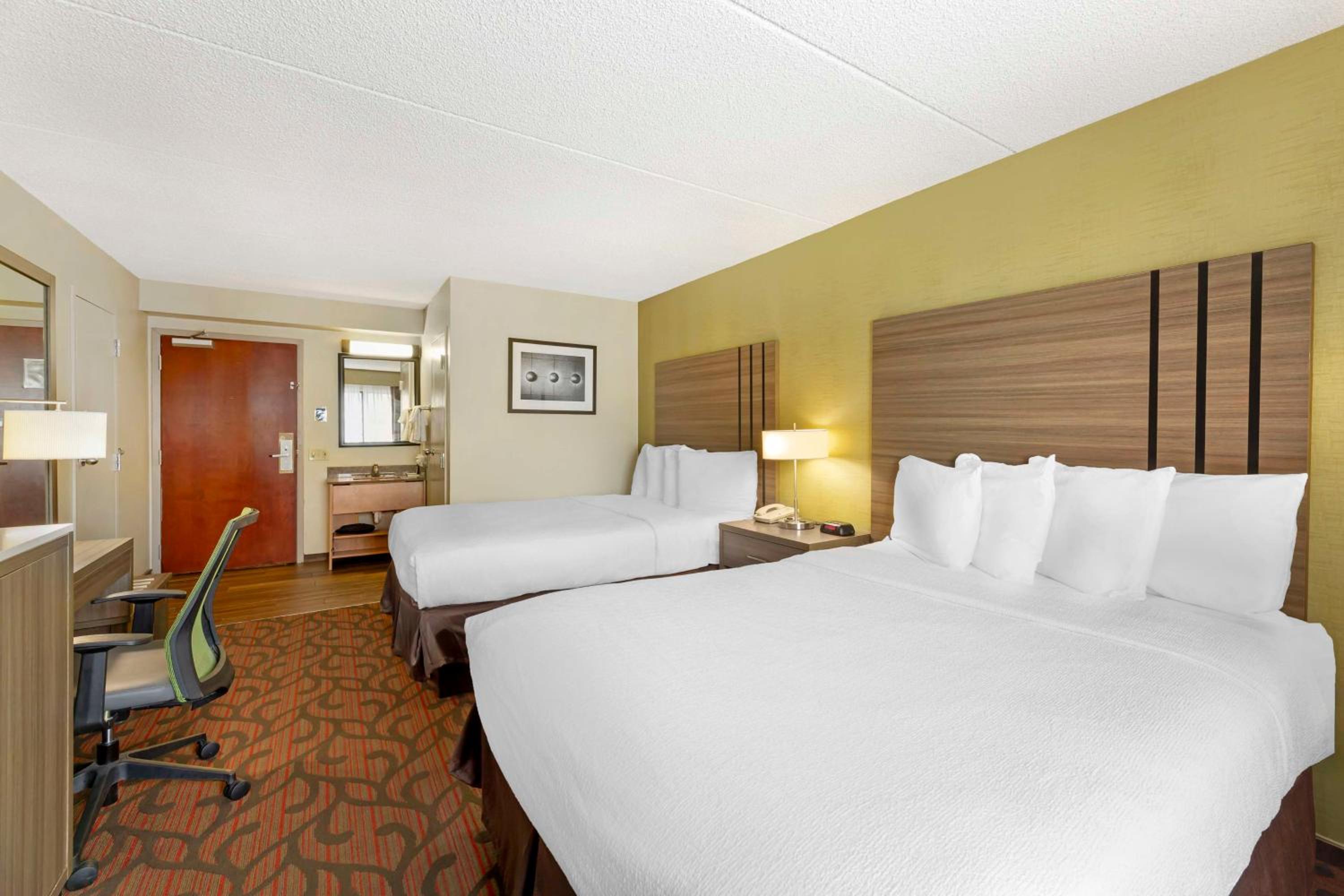 Queen Room - Non-Smoking - Photo 4