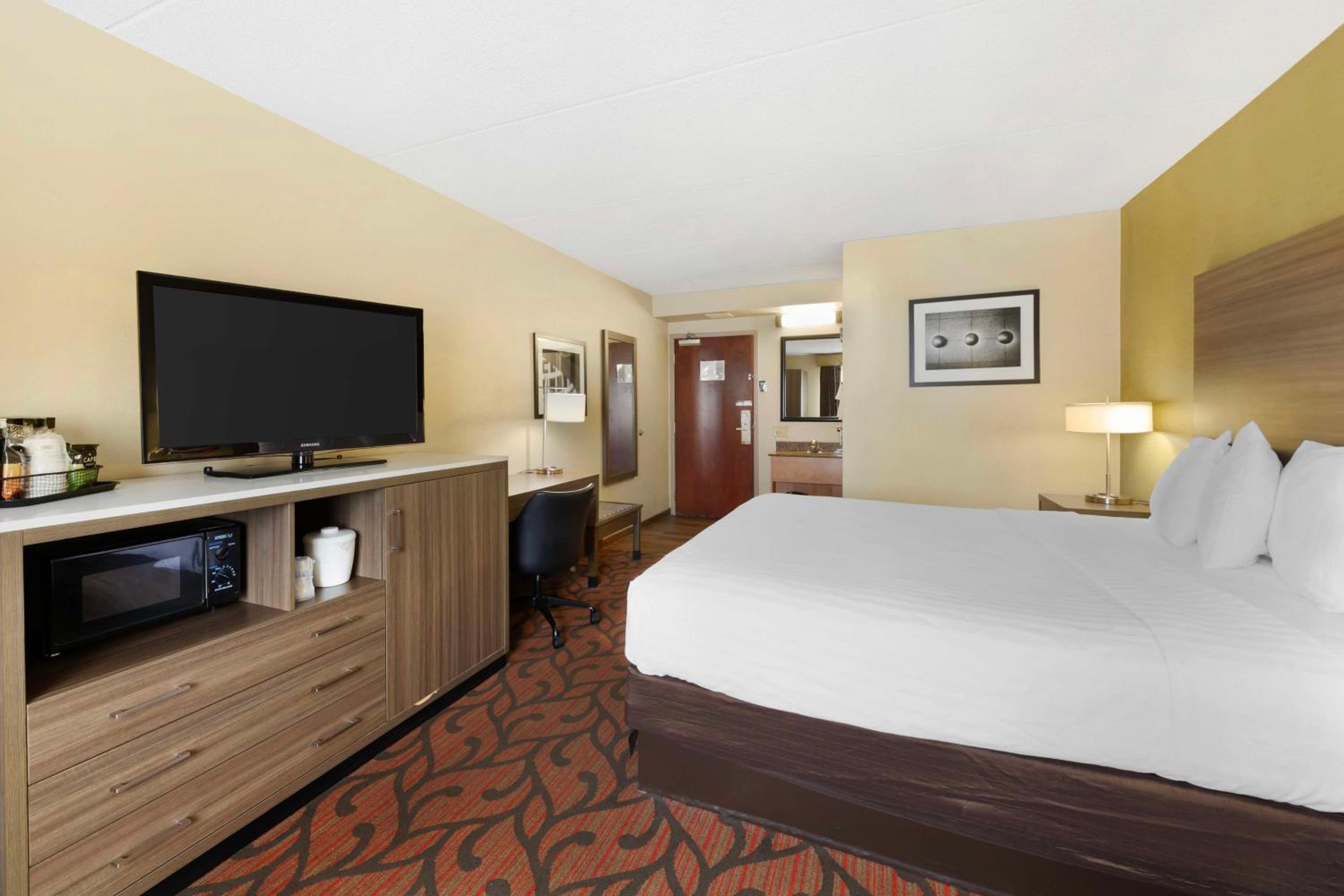 King Room - Non-Smoking - Photo 2