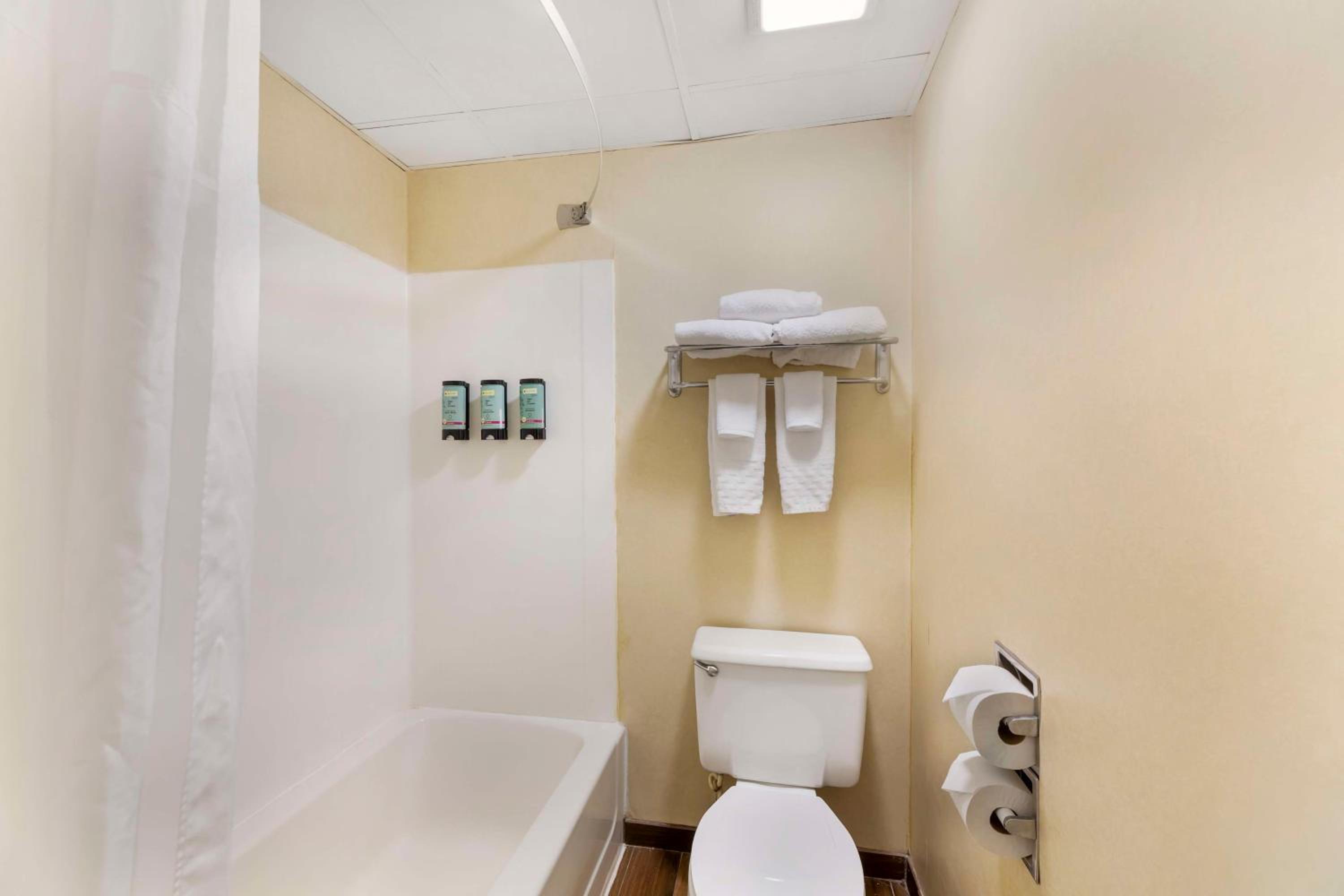 Queen Room - Non-Smoking - Photo 2