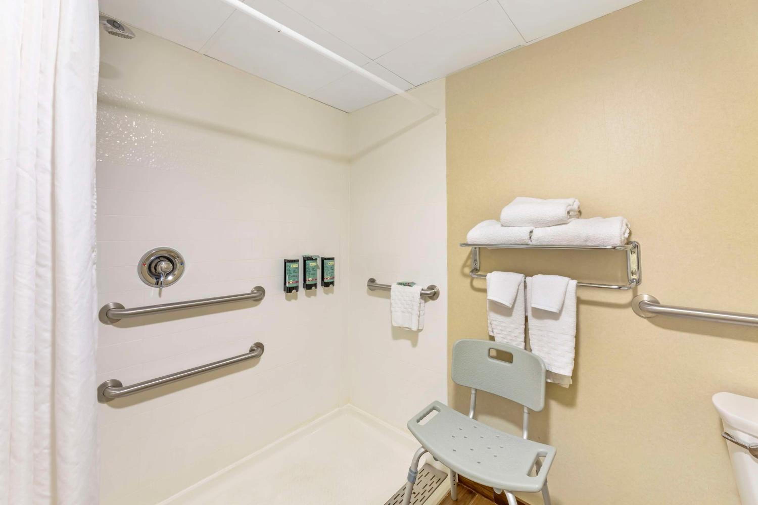 King Room with Roll-in Shower - Disability Access/Non-Smoking - Photo 2