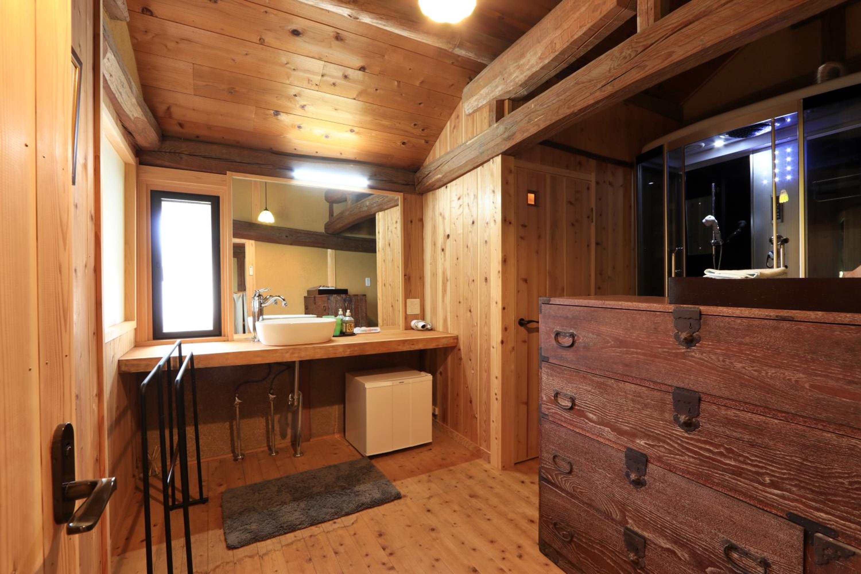 Quadruple Room with Shower - Photo 8