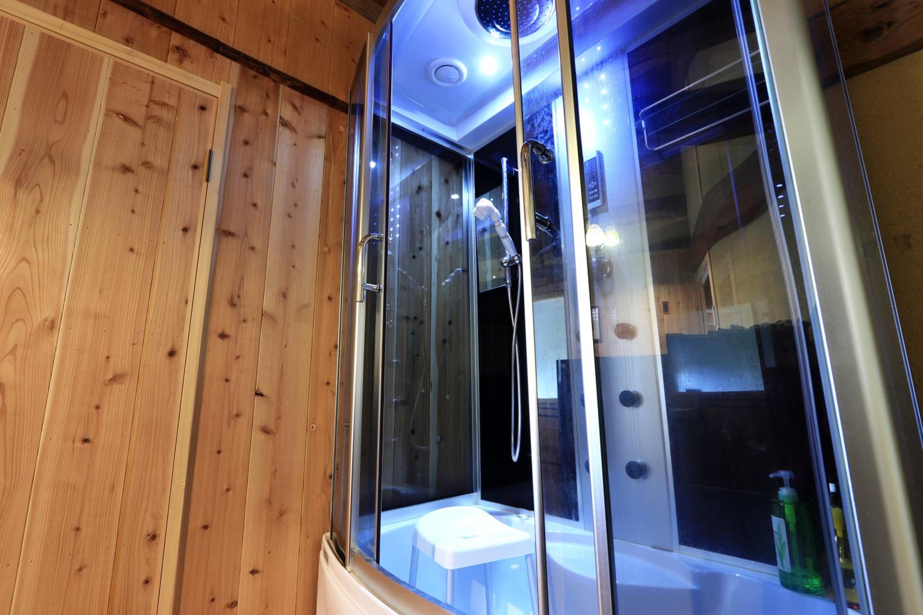 Quadruple Room with Shower - Photo 6