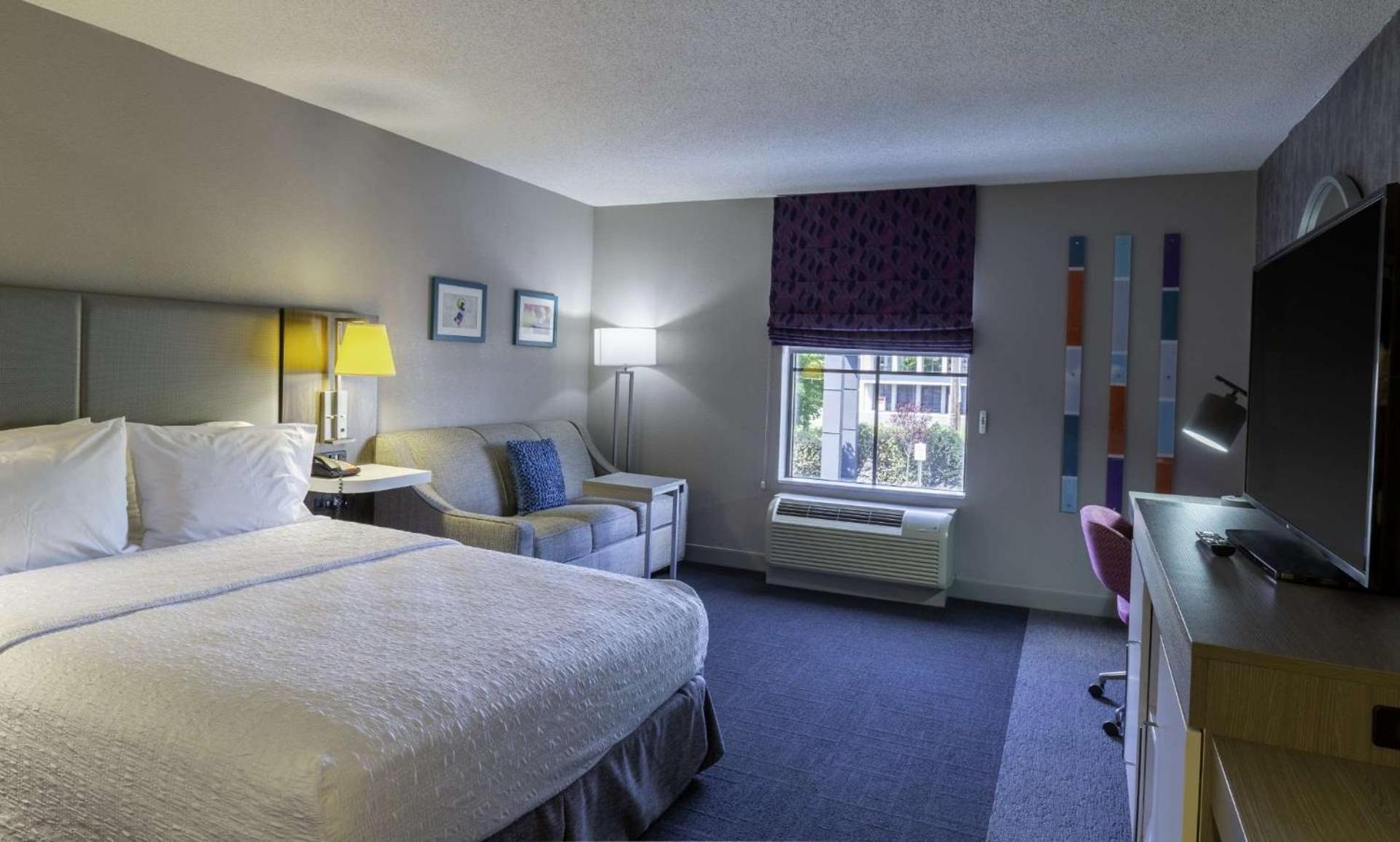 Queen Room with Bath Tub - Disability Access/Non-Smoking  - Photo 2