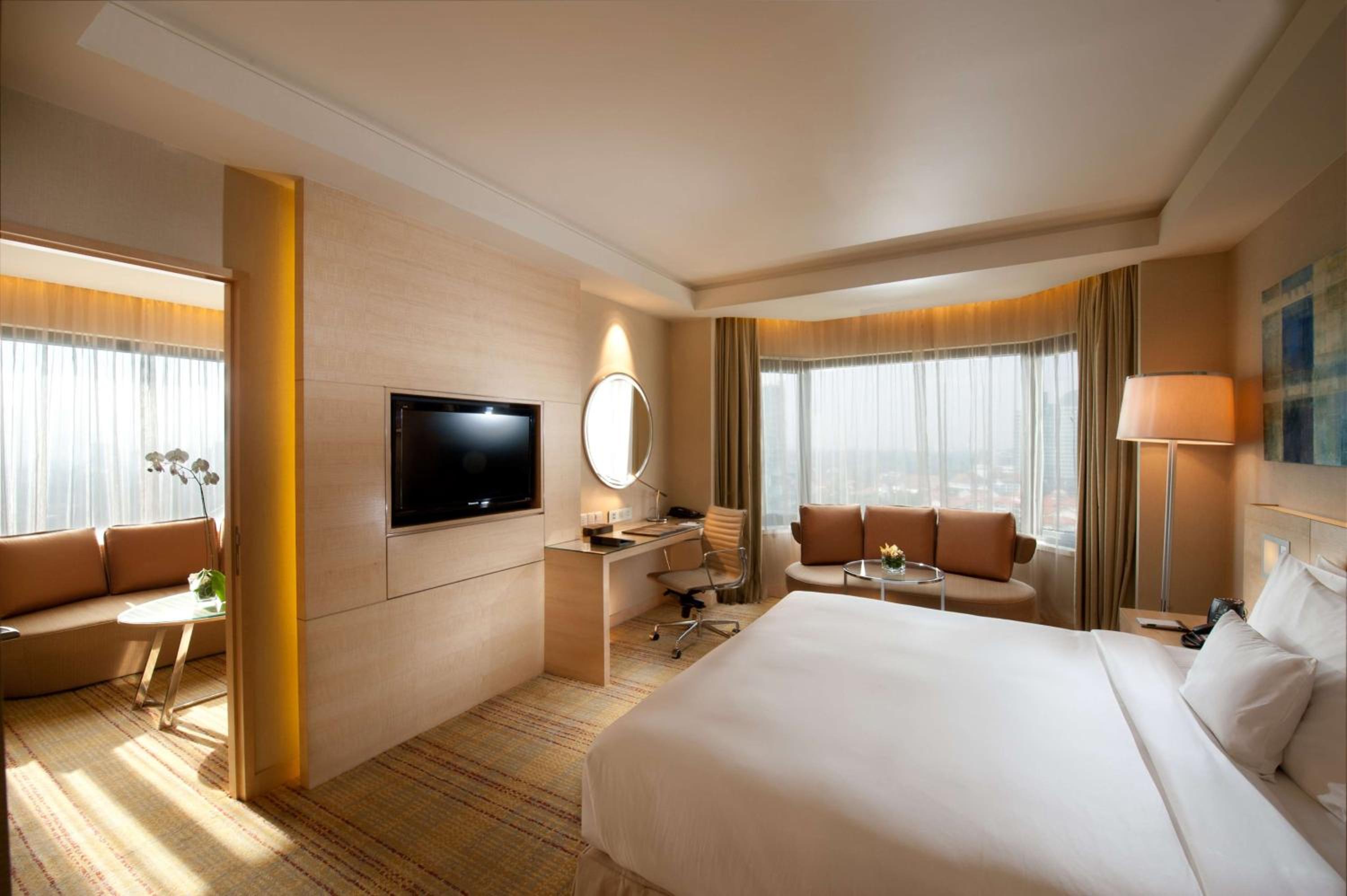 Deluxe King Suite with Lounge Access